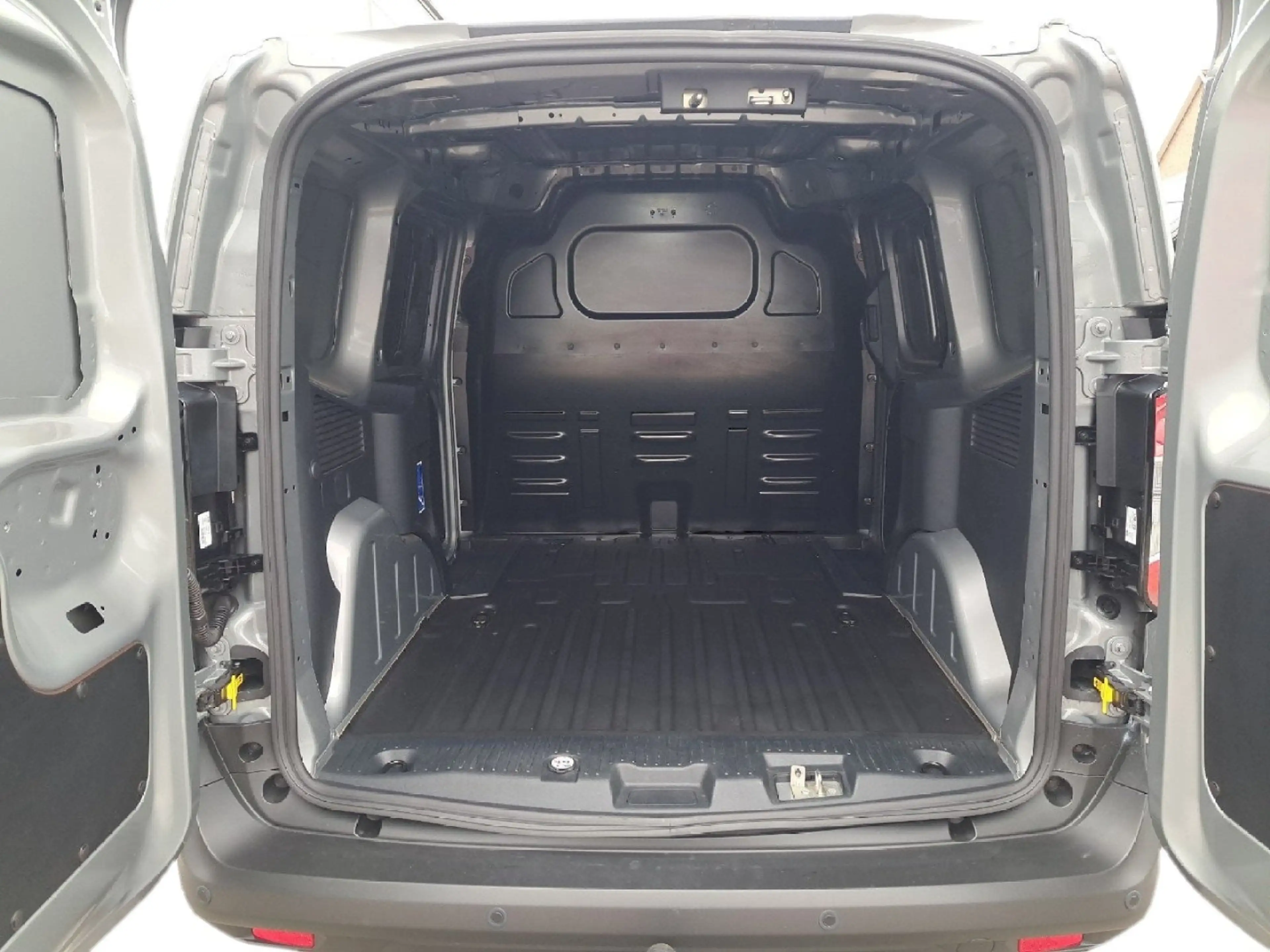 Ford Transit Courier Ecoboost Trend — photo 9