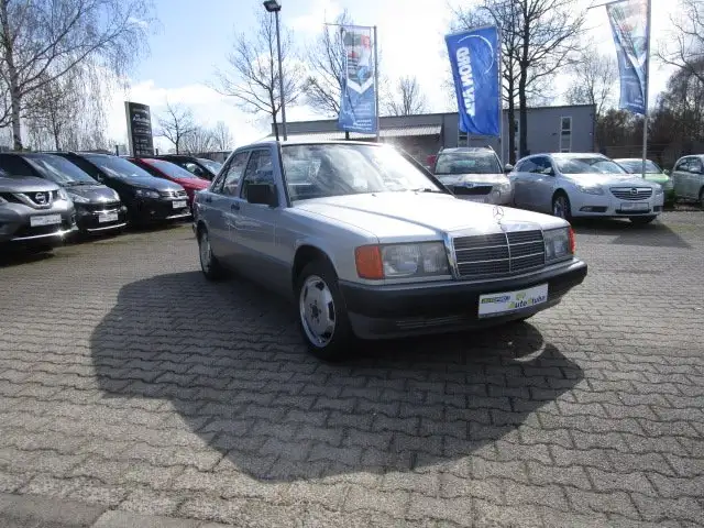Mercedes-Benz 190 E 1.8 mit Radio CD-Servolenkung-Alu 15 Zoll-BC-Top