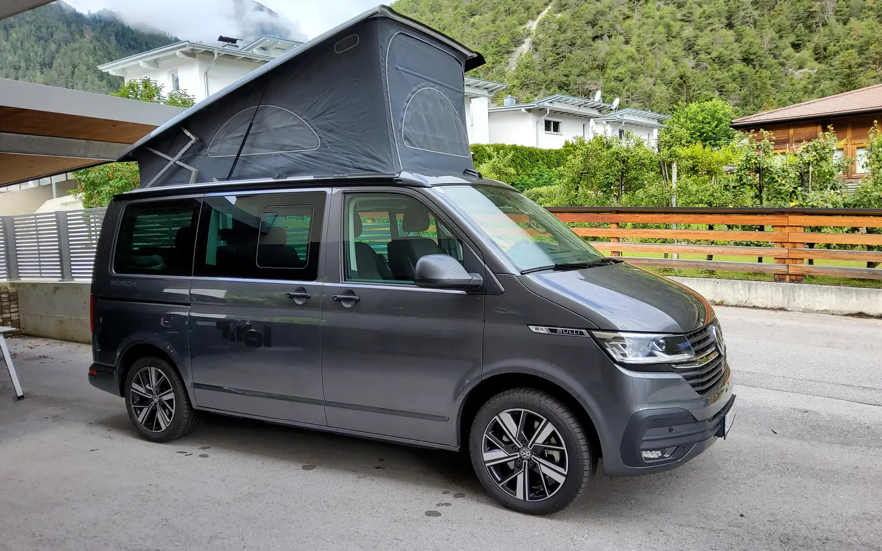 Volkswagen T6.1 California California Beach, AHK, Autom. 4Motion Grau - 1