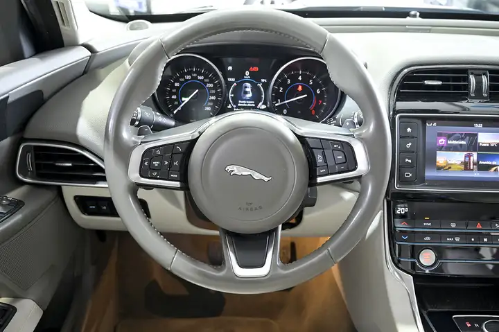 Jaguar XE 2.0 i4 Prestige Aut. 2017, foto 43