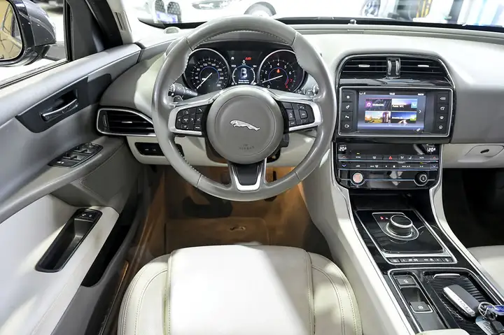 Jaguar XE 2.0 i4 Prestige Aut. 2017, foto 44