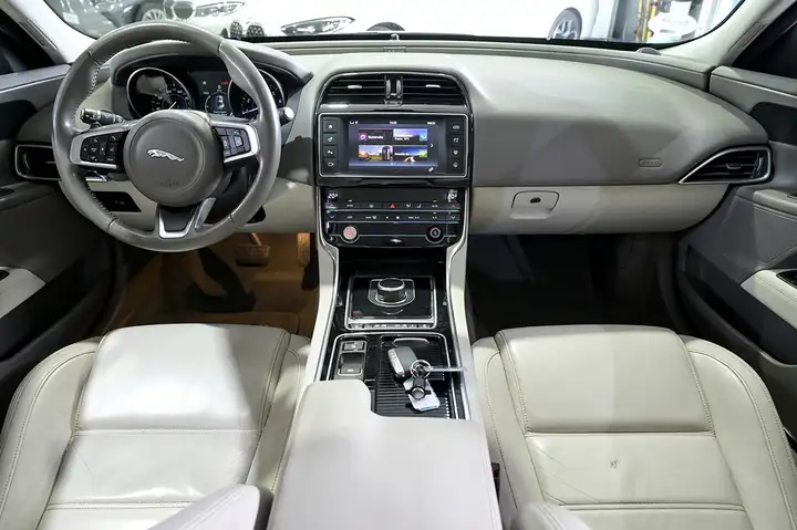 Jaguar XE 2.0 i4 Prestige Aut. 2017, foto 8