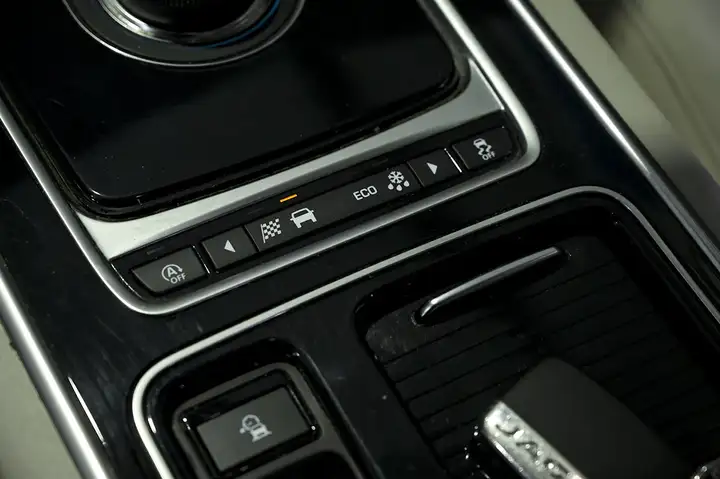 Jaguar XE 2.0 i4 Prestige Aut. 2017, foto 38