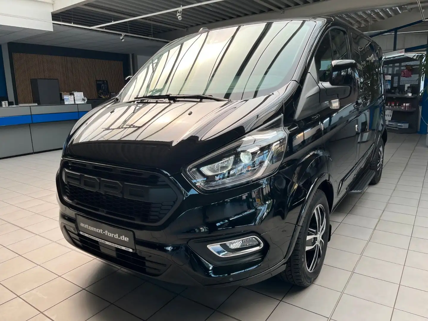 Ford Tourneo Custom 320 L1 Titanium*Bi-Xenon*SHZ*ACC Černá - 1