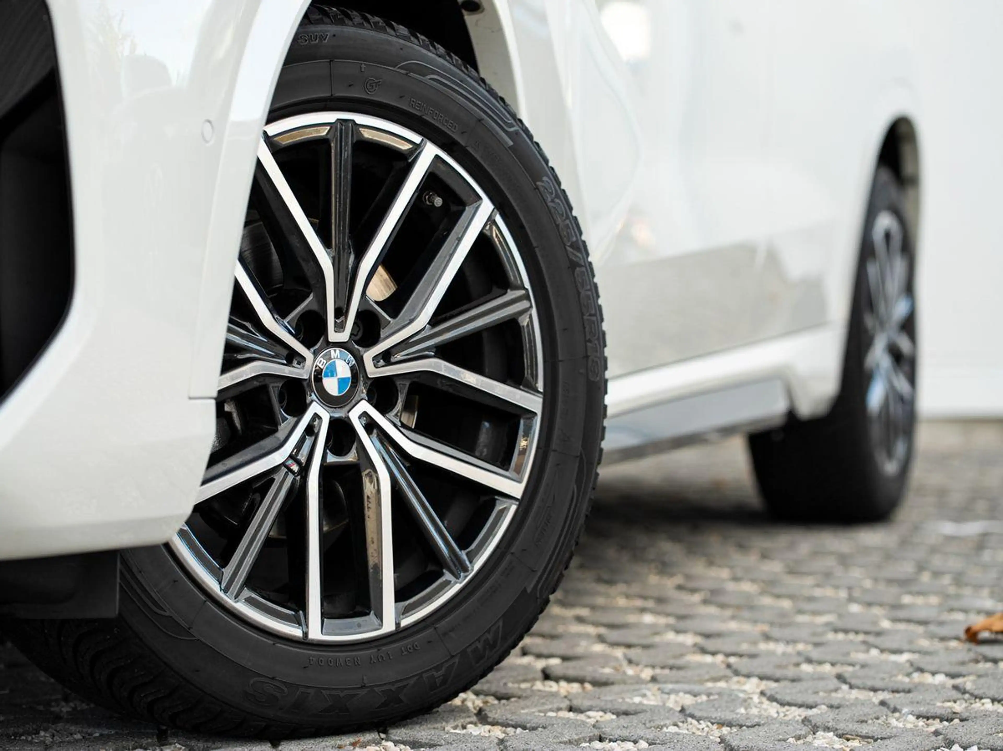 BMW X1 sDrive18d M-Sport PANO AHK aLED KoZg AktSitze — photo 5