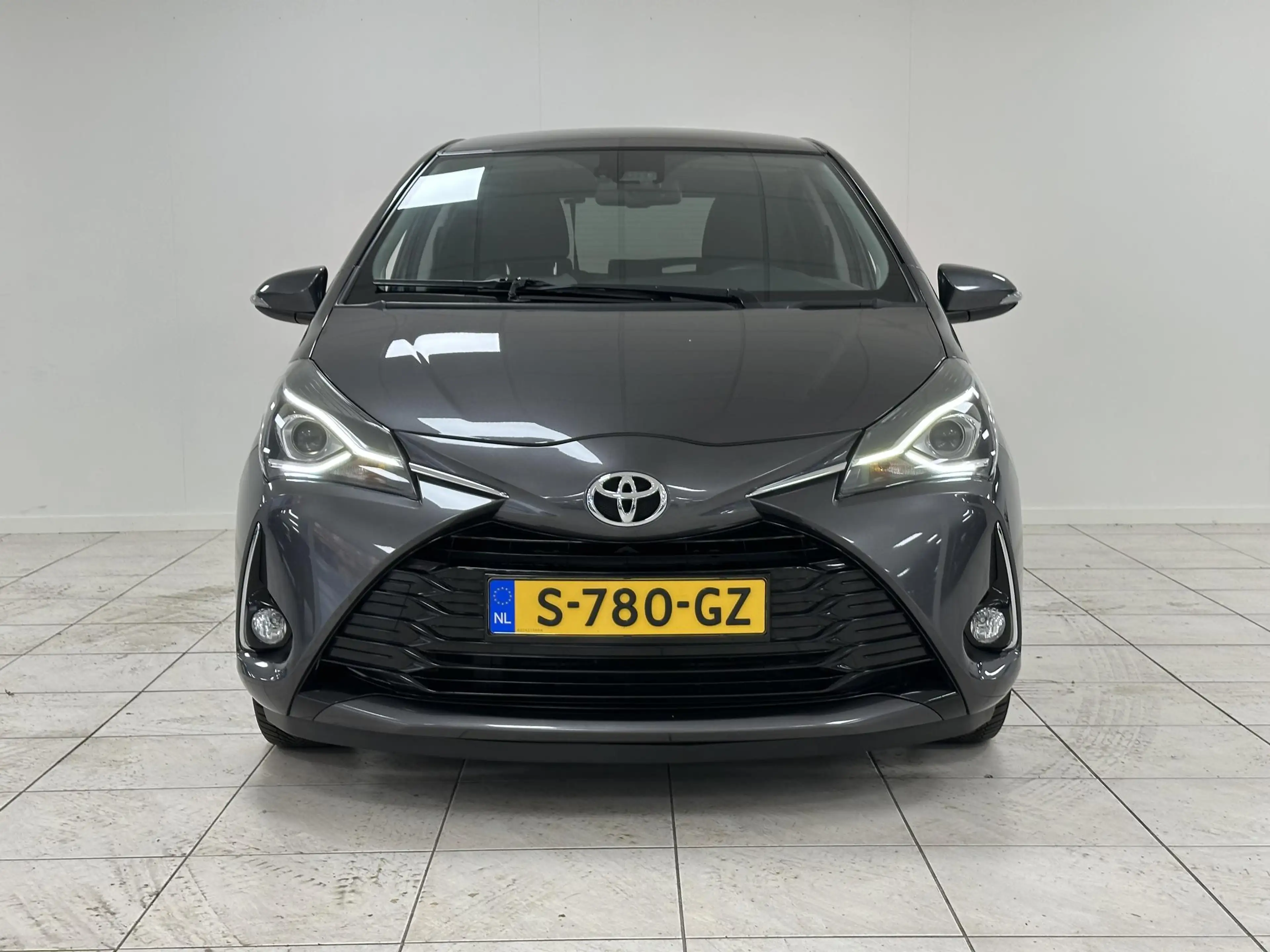 Toyota Yaris 1.5 VVT-i Dynamic ALL-SEASON BANDEN | ACHTERUITRIJ — photo 21