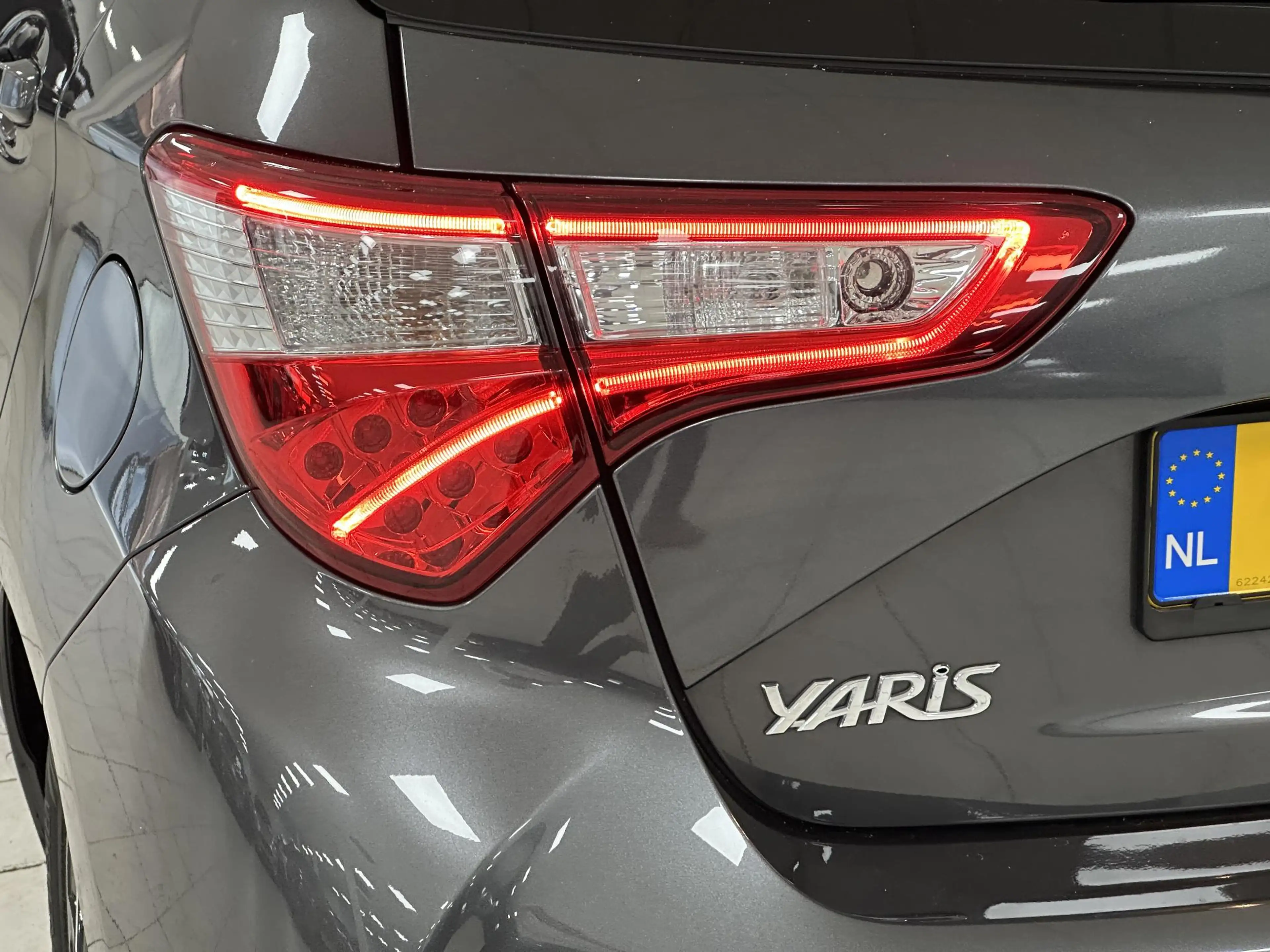 Toyota Yaris 1.5 VVT-i Dynamic ALL-SEASON BANDEN | ACHTERUITRIJ — photo 33