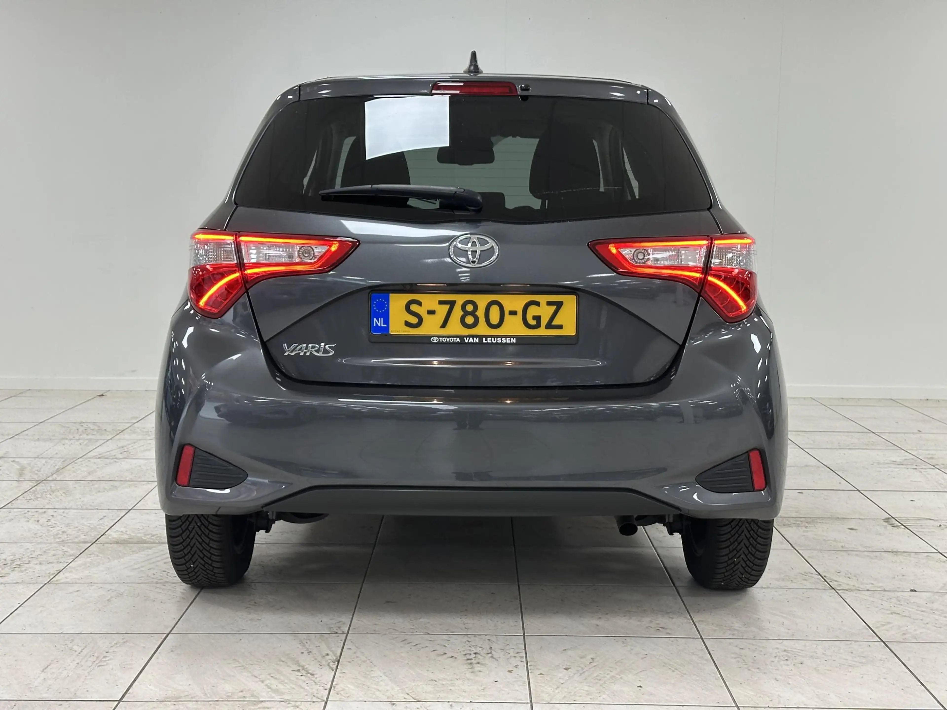 Toyota Yaris 1.5 VVT-i Dynamic ALL-SEASON BANDEN | ACHTERUITRIJ — photo 22
