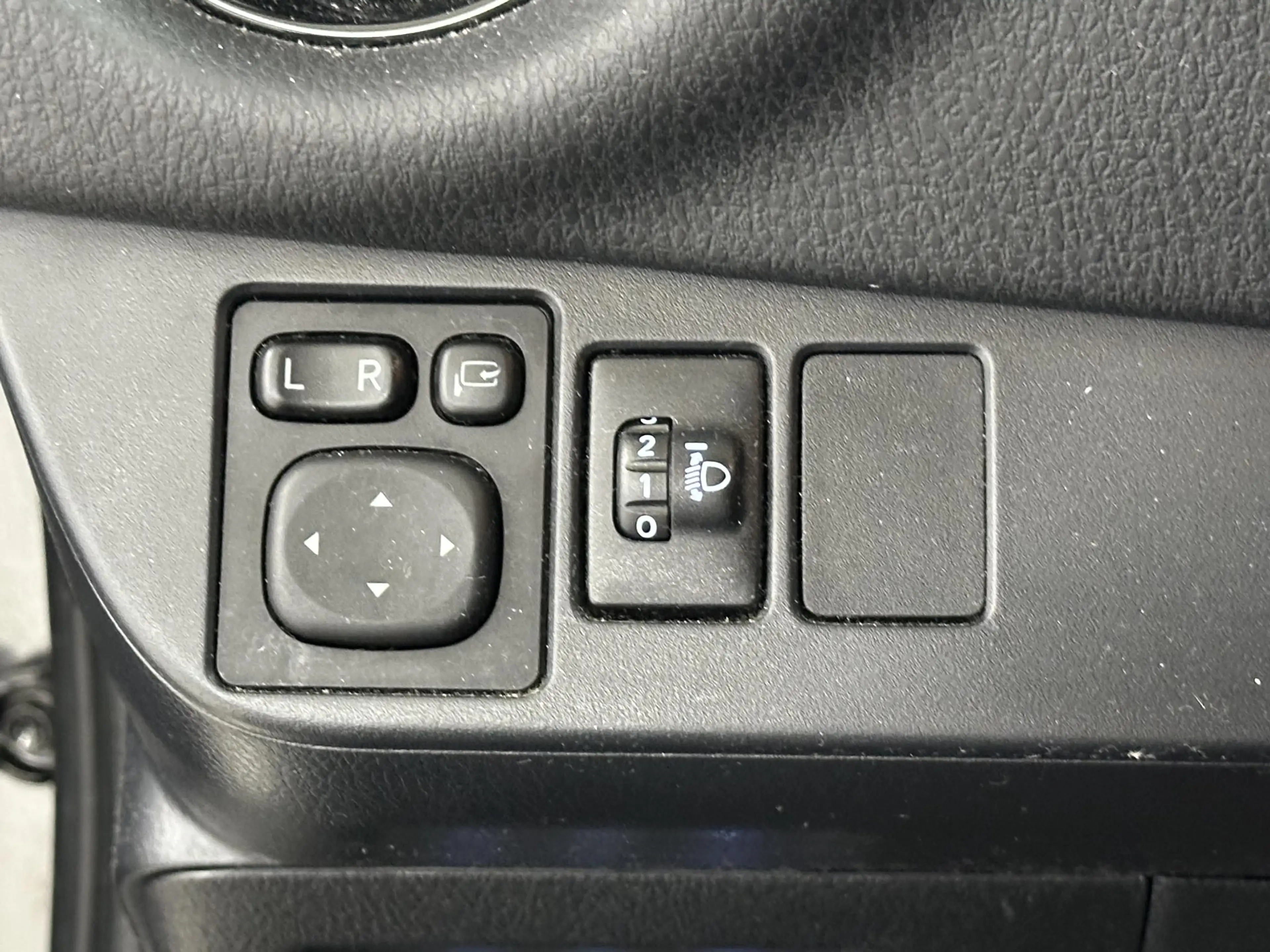 Toyota Yaris 1.5 VVT-i Dynamic ALL-SEASON BANDEN | ACHTERUITRIJ — photo 16