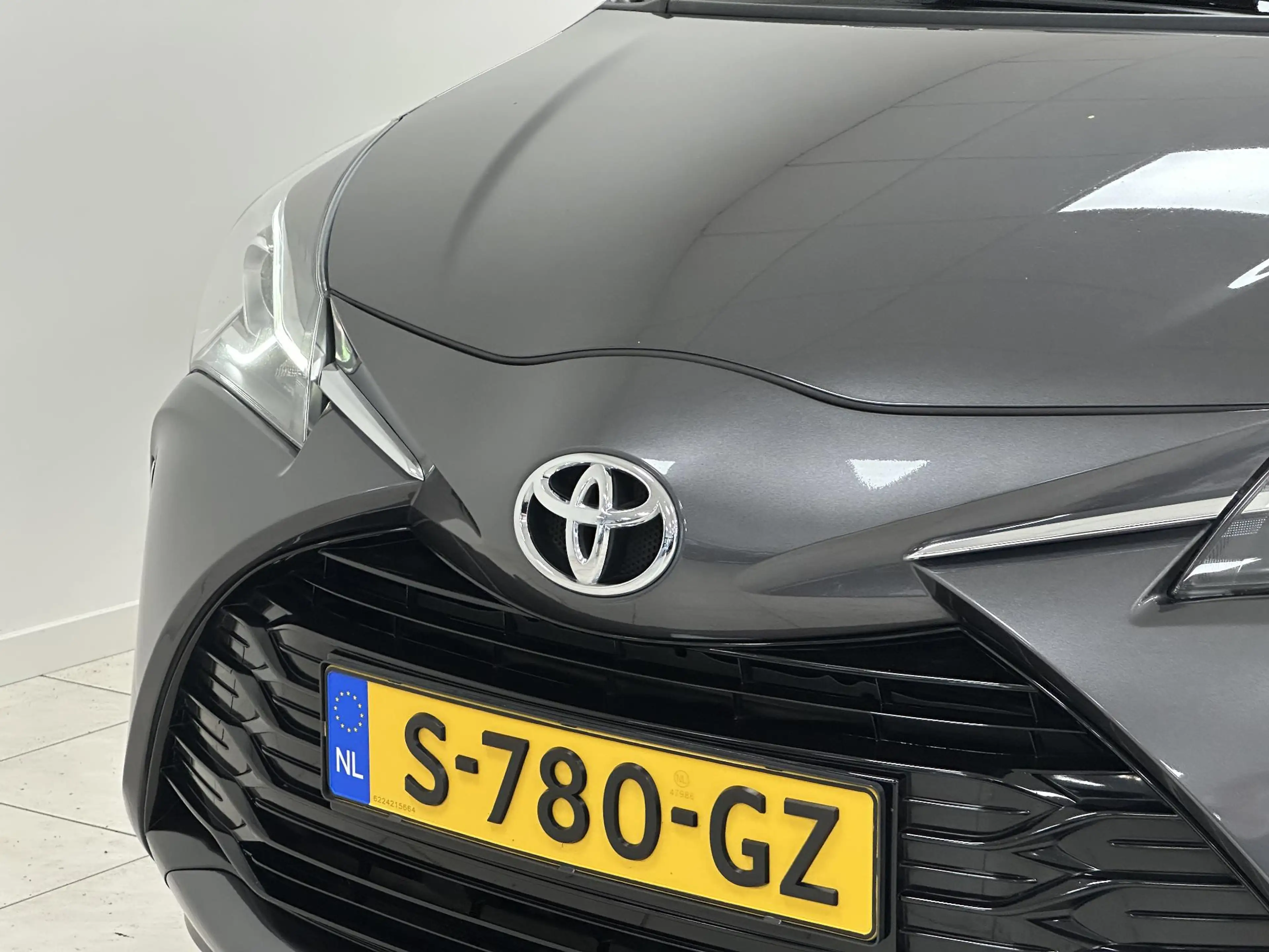 Toyota Yaris 1.5 VVT-i Dynamic ALL-SEASON BANDEN | ACHTERUITRIJ — photo 28