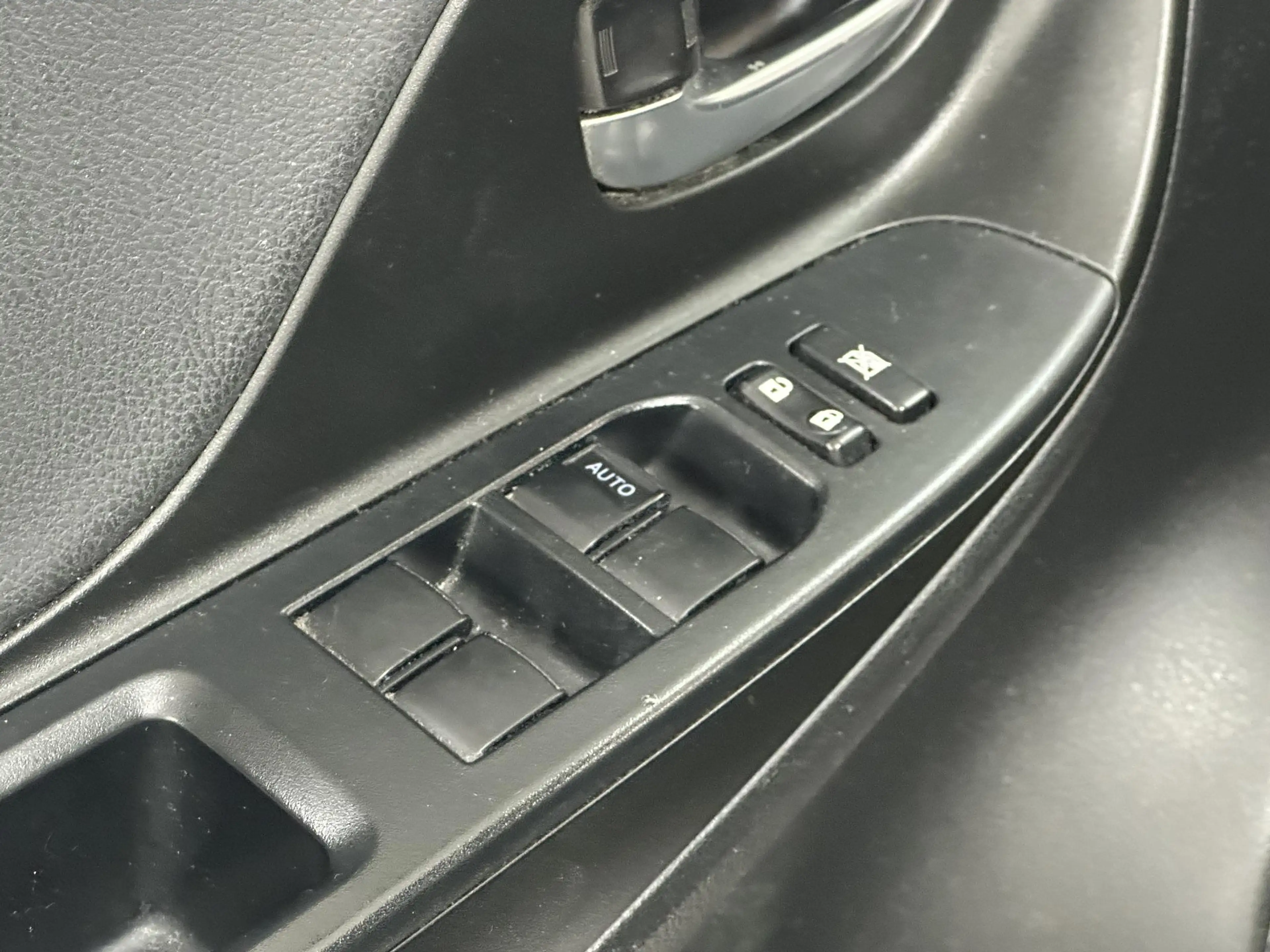 Toyota Yaris 1.5 VVT-i Dynamic ALL-SEASON BANDEN | ACHTERUITRIJ — photo 23