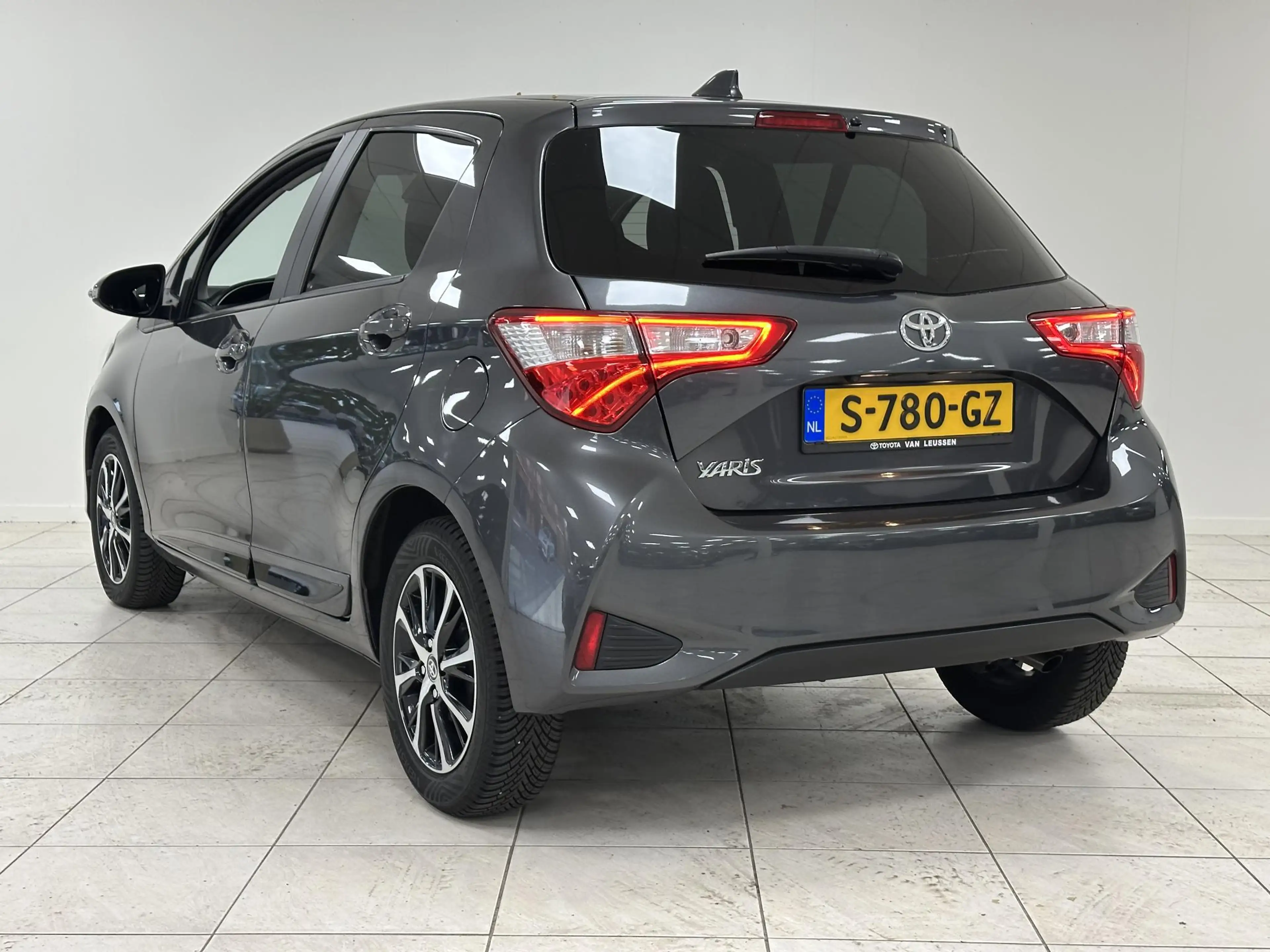 Toyota Yaris 1.5 VVT-i Dynamic ALL-SEASON BANDEN | ACHTERUITRIJ — photo 6