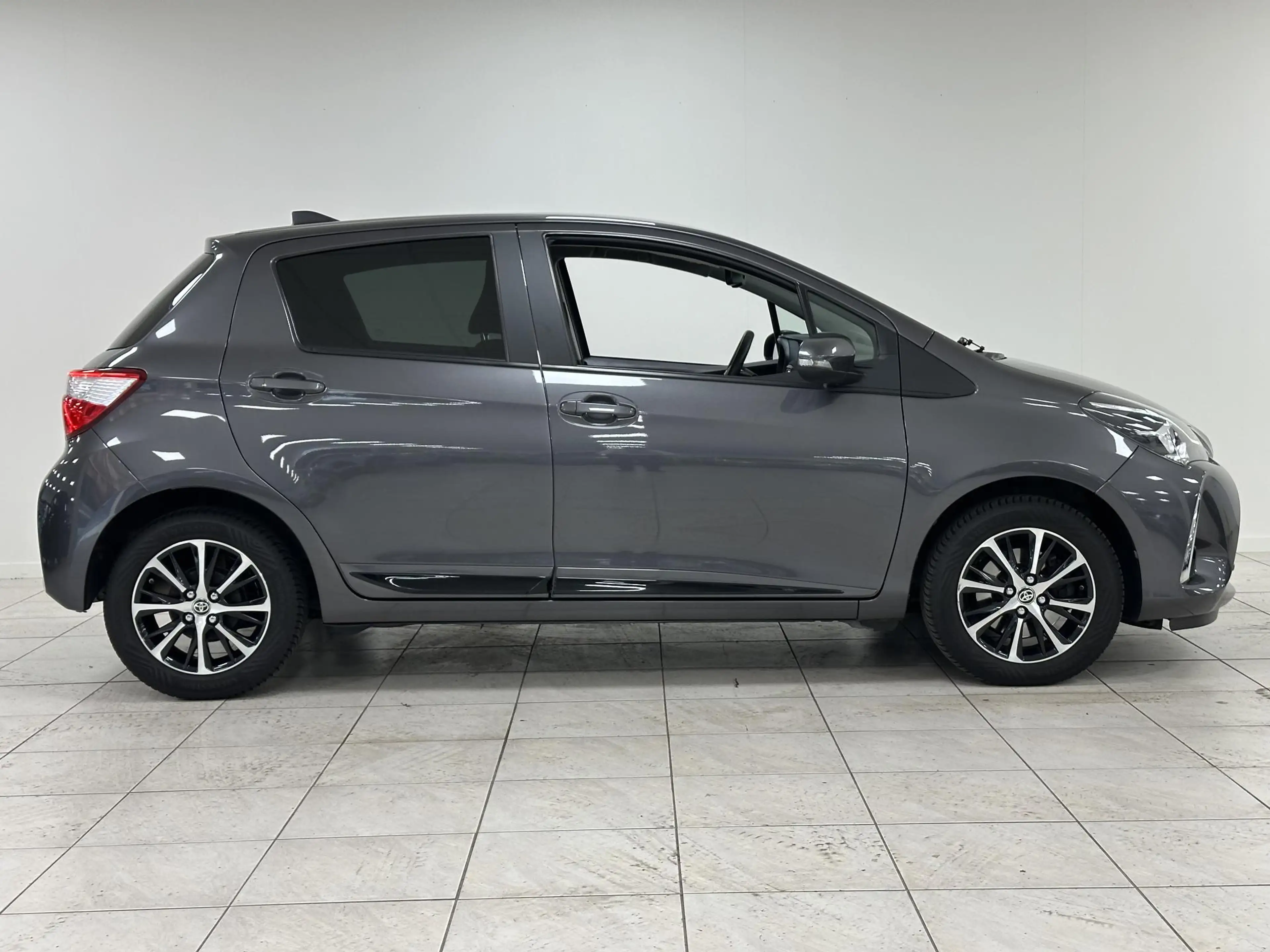 Toyota Yaris 1.5 VVT-i Dynamic ALL-SEASON BANDEN | ACHTERUITRIJ — photo 20