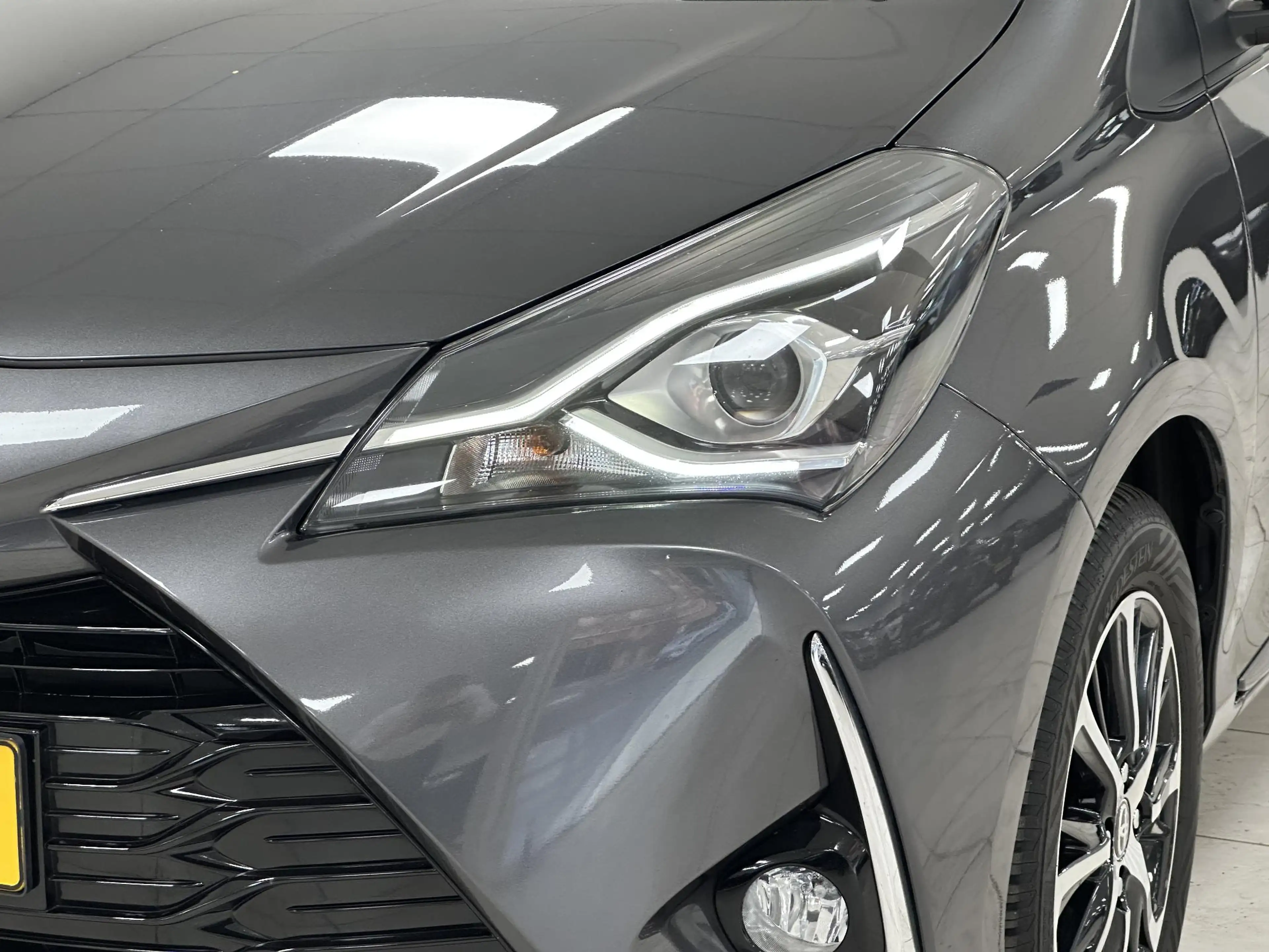 Toyota Yaris 1.5 VVT-i Dynamic ALL-SEASON BANDEN | ACHTERUITRIJ — photo 29