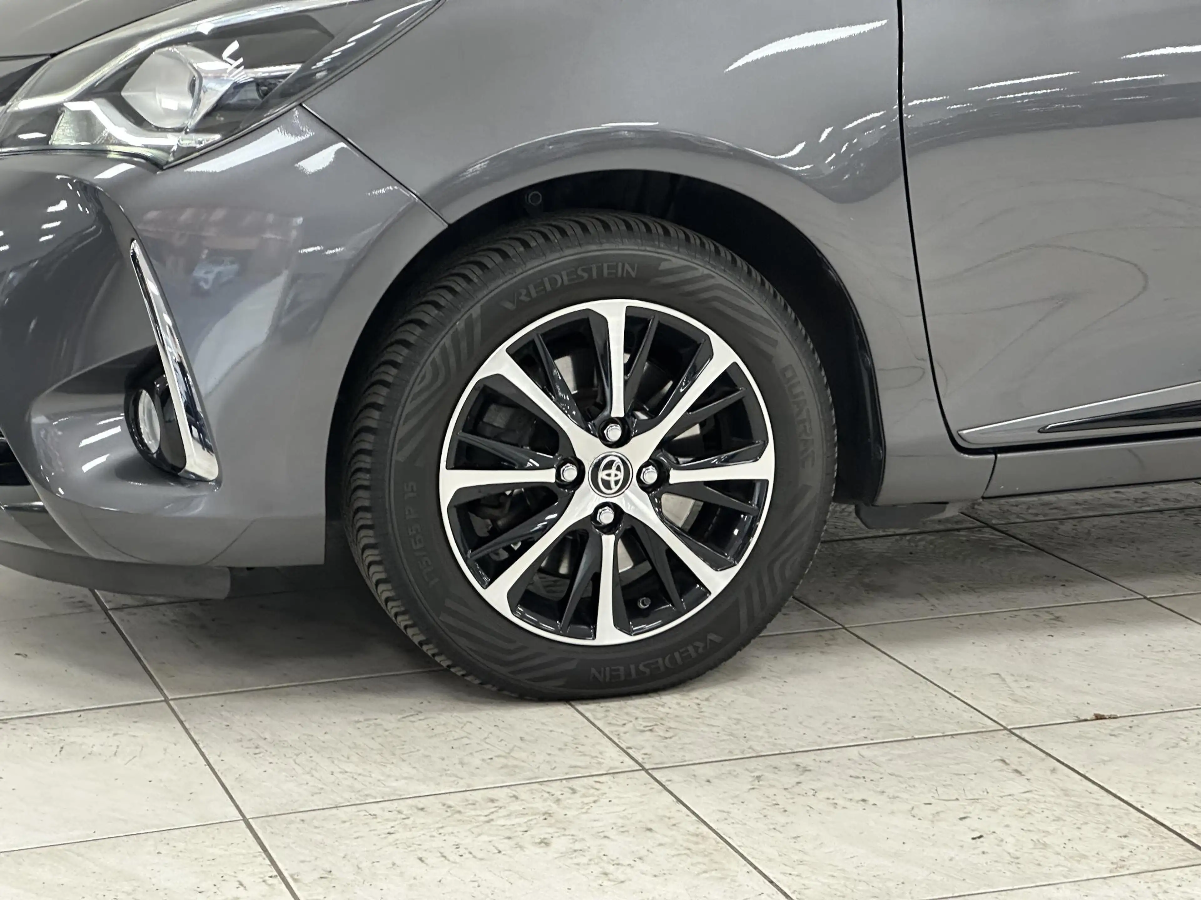 Toyota Yaris 1.5 VVT-i Dynamic ALL-SEASON BANDEN | ACHTERUITRIJ — photo 31