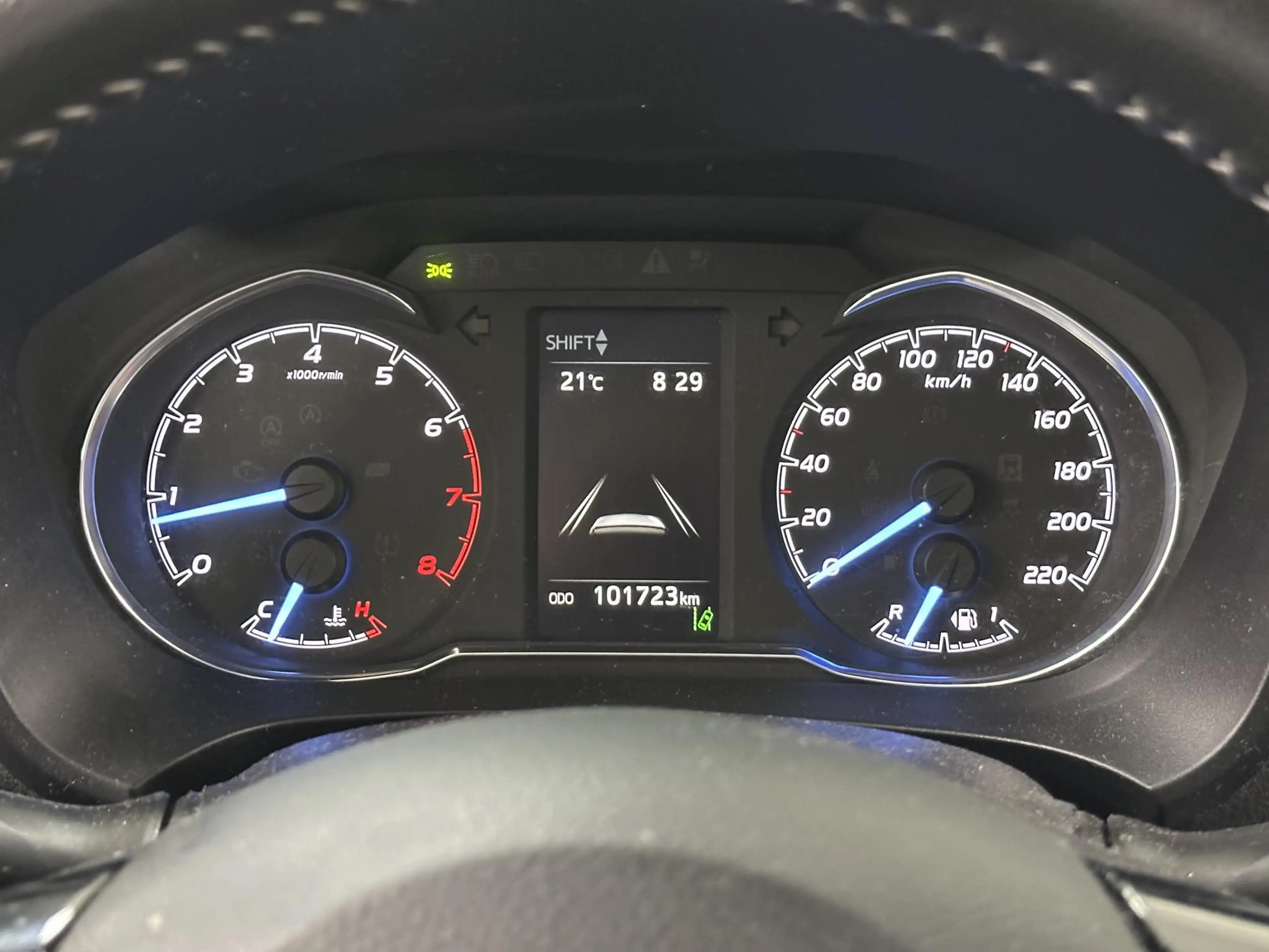 Toyota Yaris 1.5 VVT-i Dynamic ALL-SEASON BANDEN | ACHTERUITRIJ — photo 4