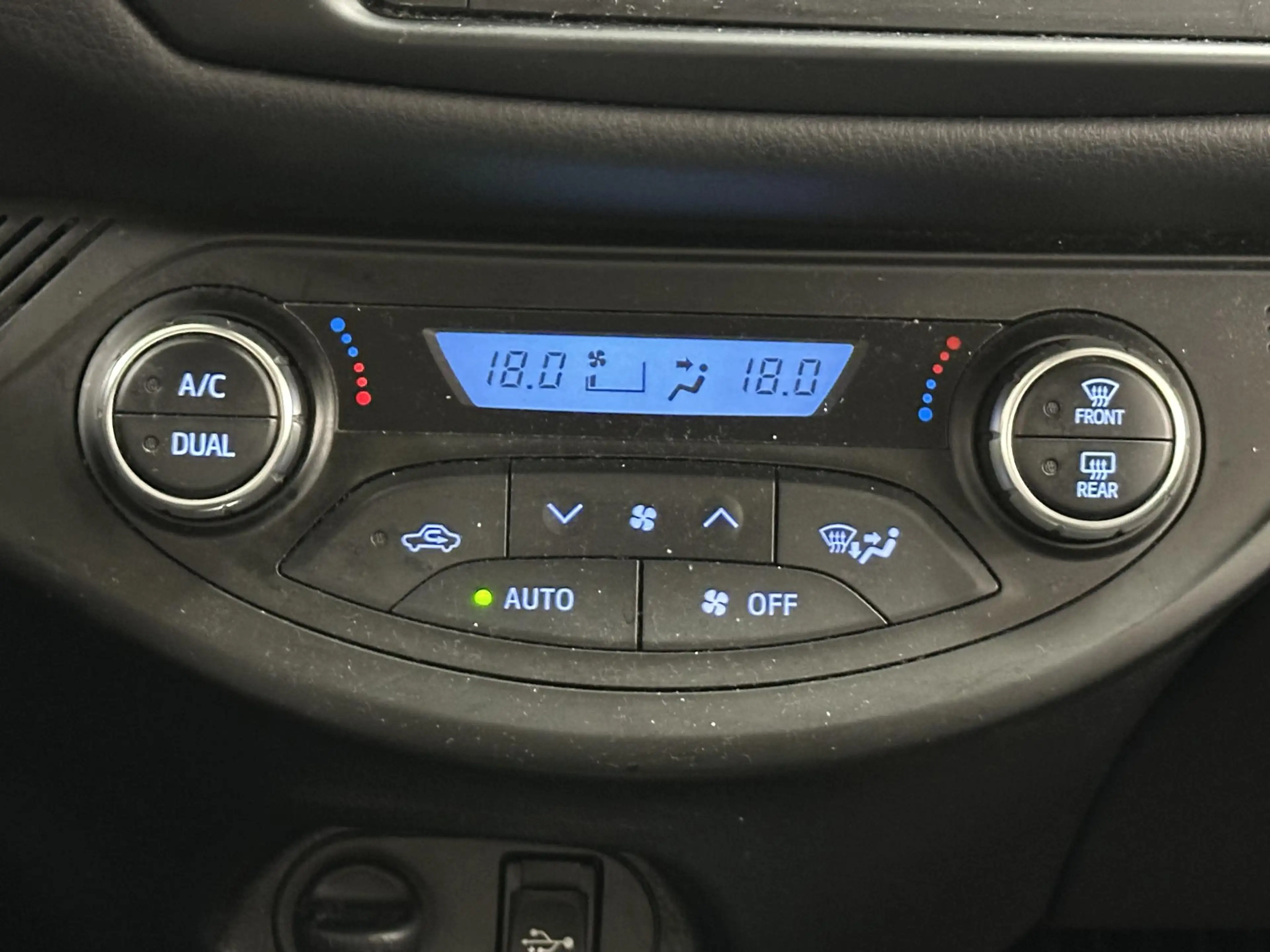 Toyota Yaris 1.5 VVT-i Dynamic ALL-SEASON BANDEN | ACHTERUITRIJ — photo 14