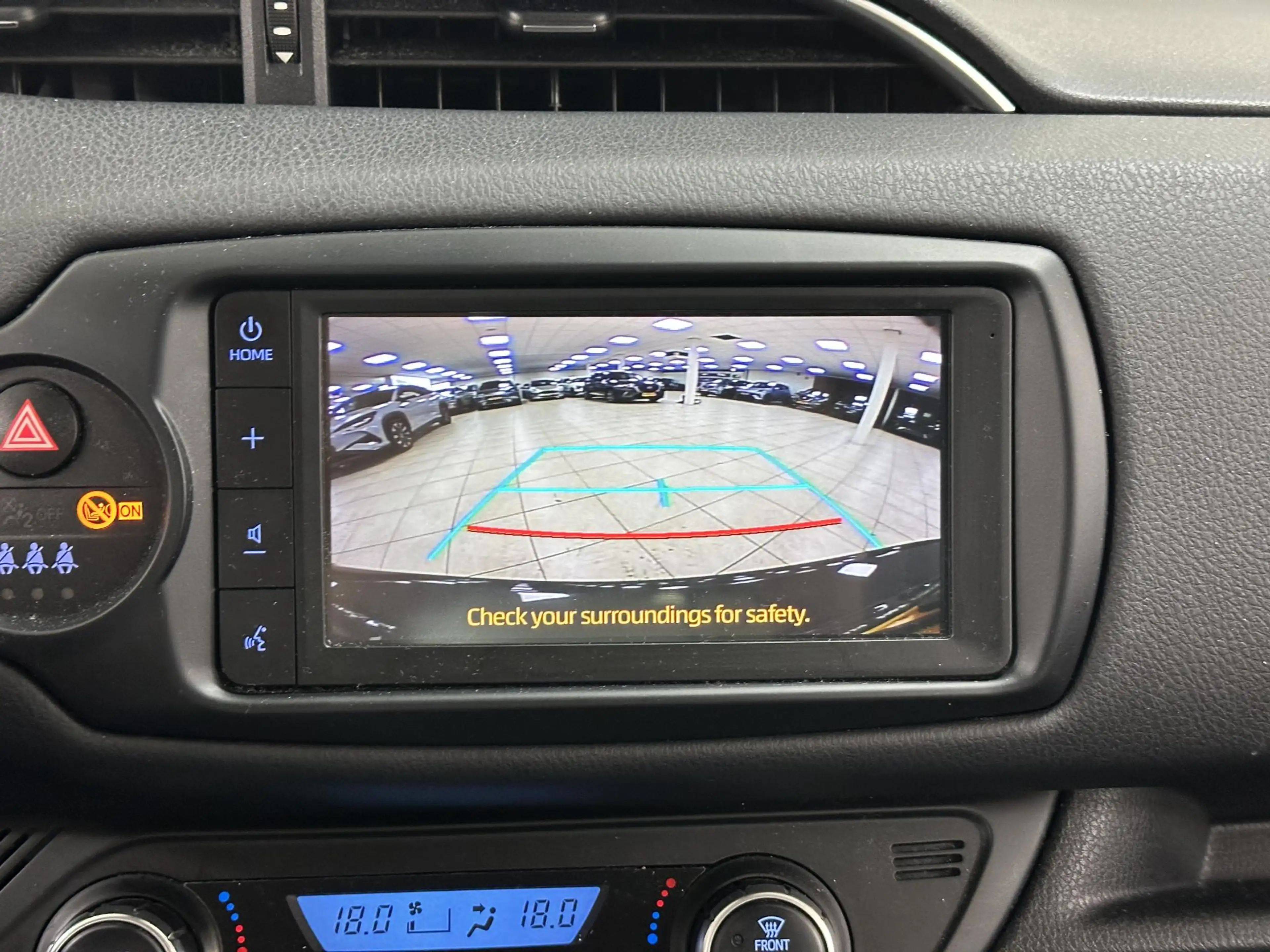Toyota Yaris 1.5 VVT-i Dynamic ALL-SEASON BANDEN | ACHTERUITRIJ — photo 13