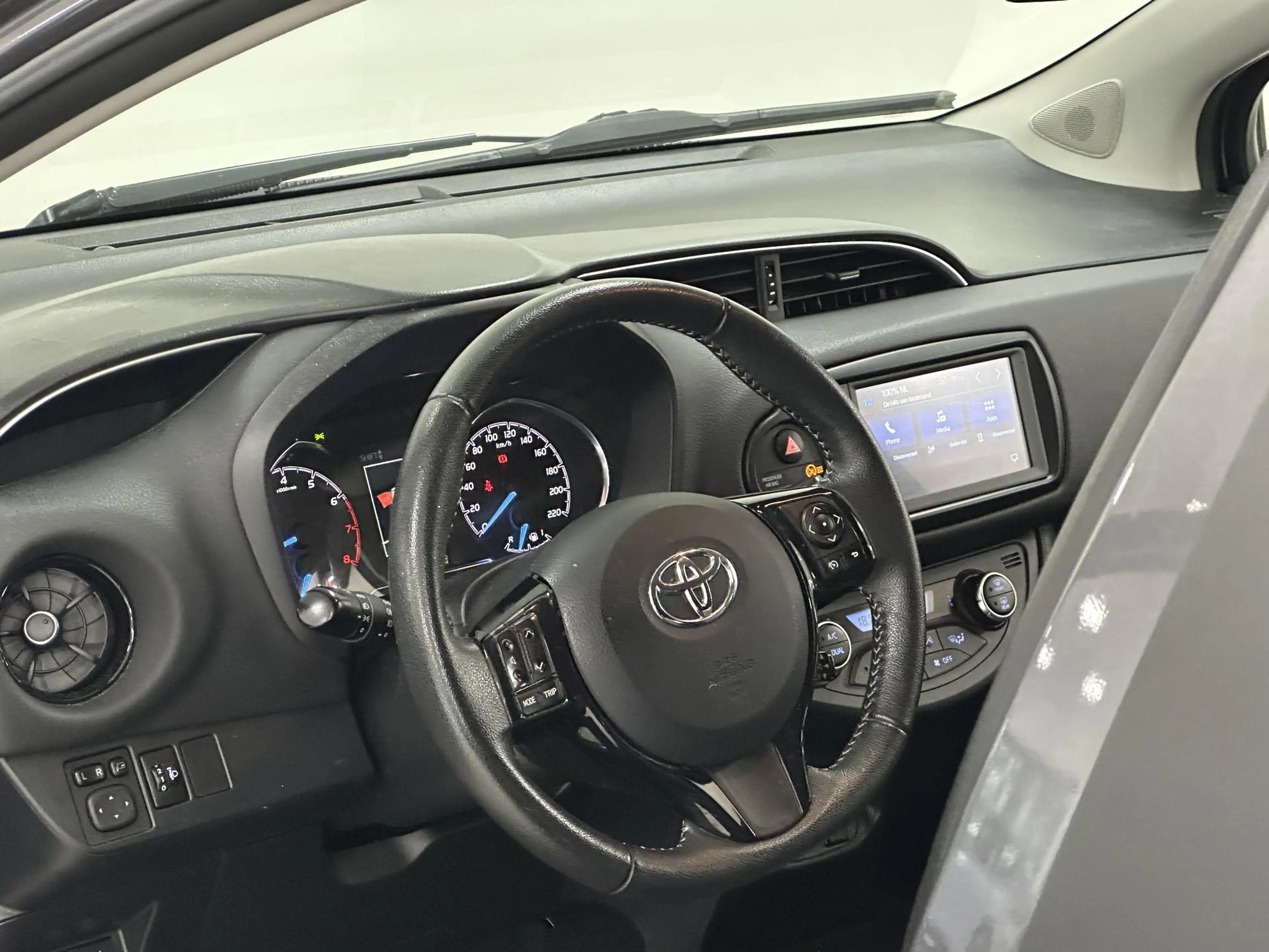 Toyota Yaris 1.5 VVT-i Dynamic ALL-SEASON BANDEN | ACHTERUITRIJ — photo 3