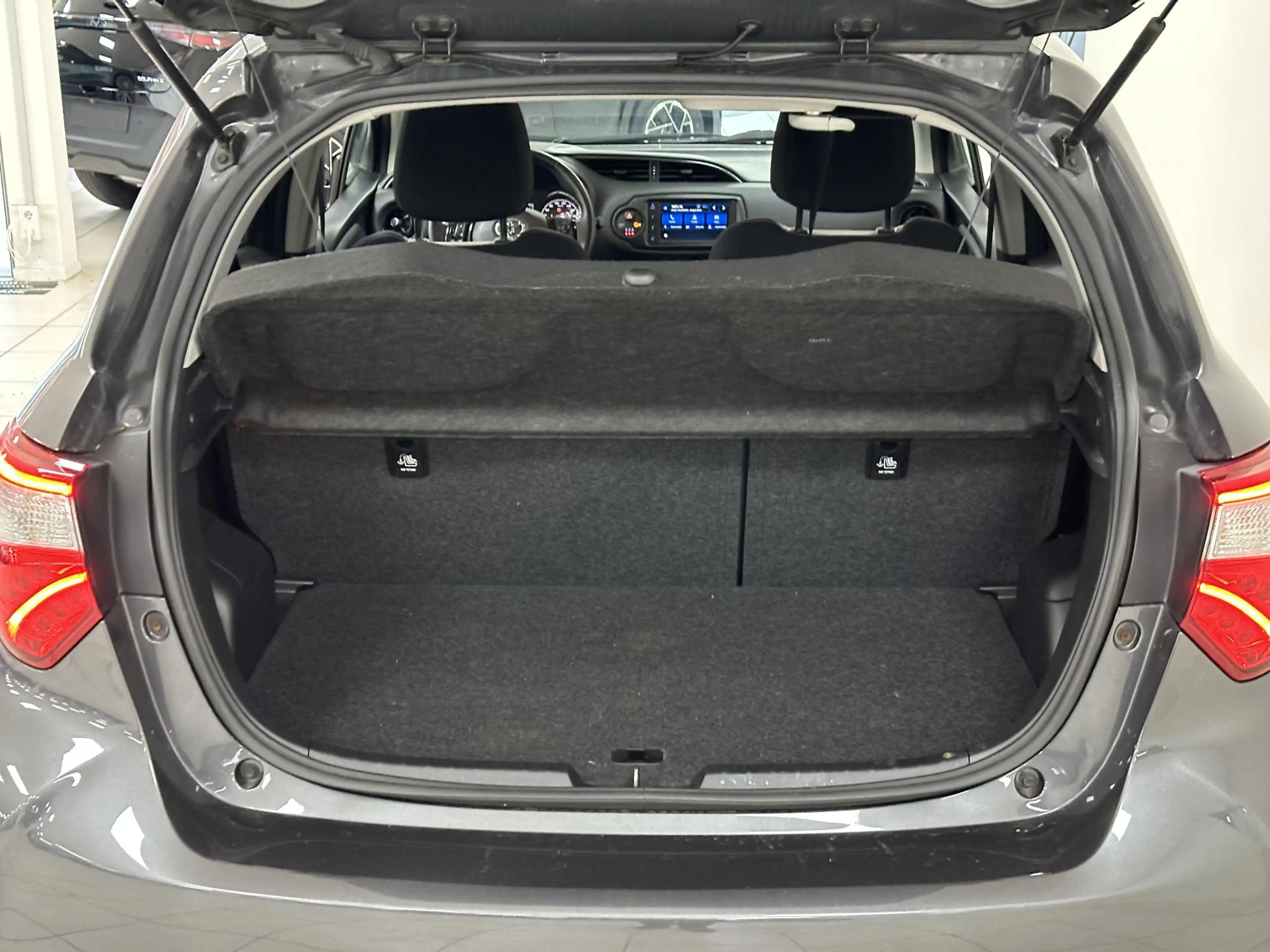 Toyota Yaris 1.5 VVT-i Dynamic ALL-SEASON BANDEN | ACHTERUITRIJ — photo 9