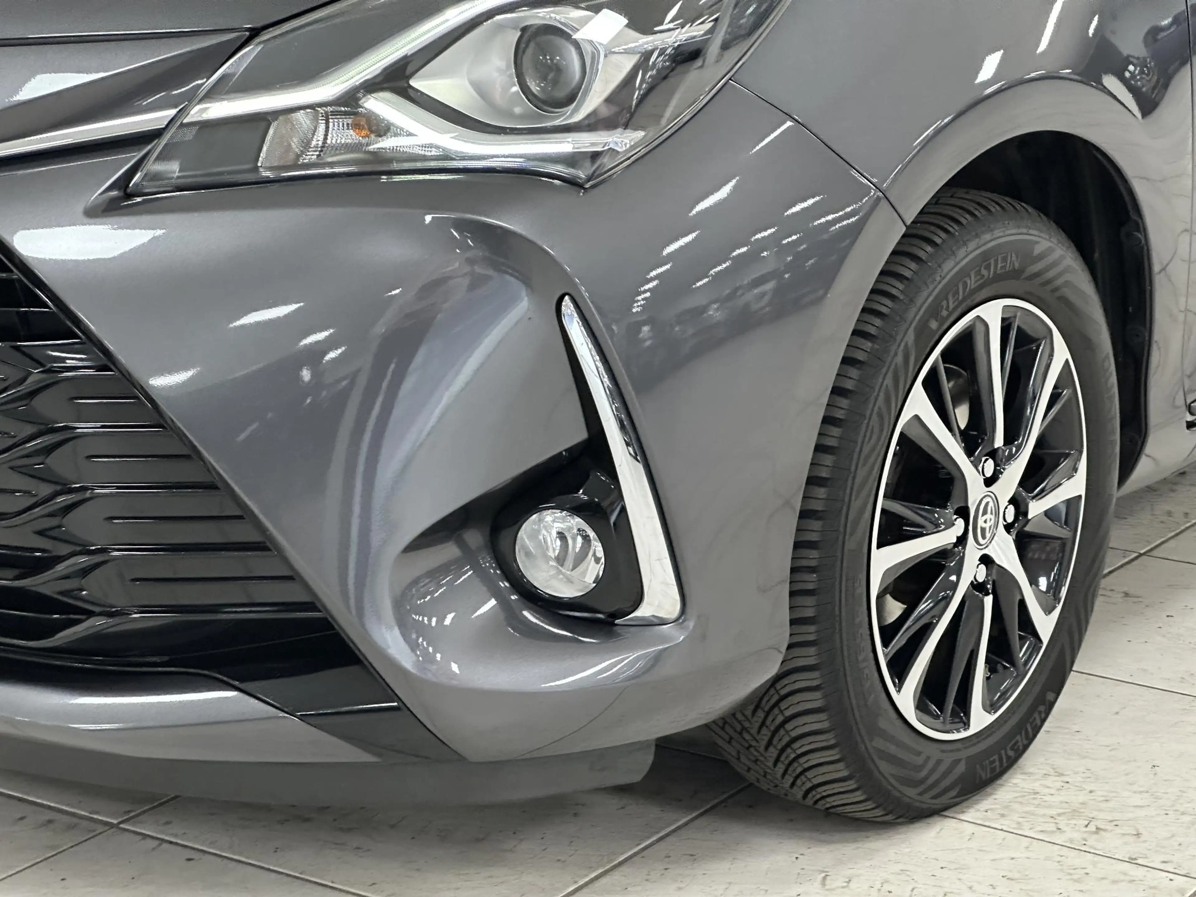 Toyota Yaris 1.5 VVT-i Dynamic ALL-SEASON BANDEN | ACHTERUITRIJ — photo 30