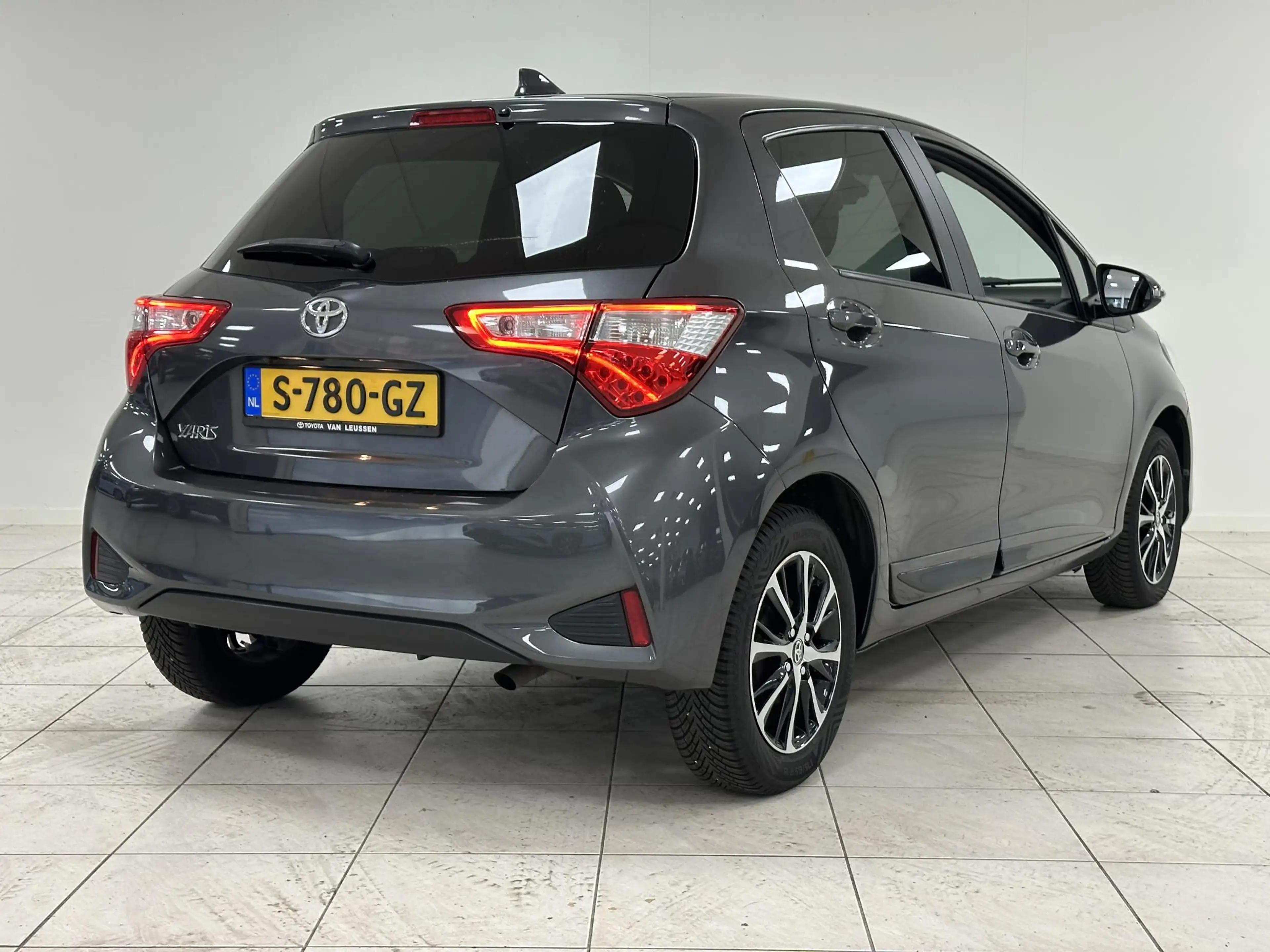 Toyota Yaris 1.5 VVT-i Dynamic ALL-SEASON BANDEN | ACHTERUITRIJ — photo 2