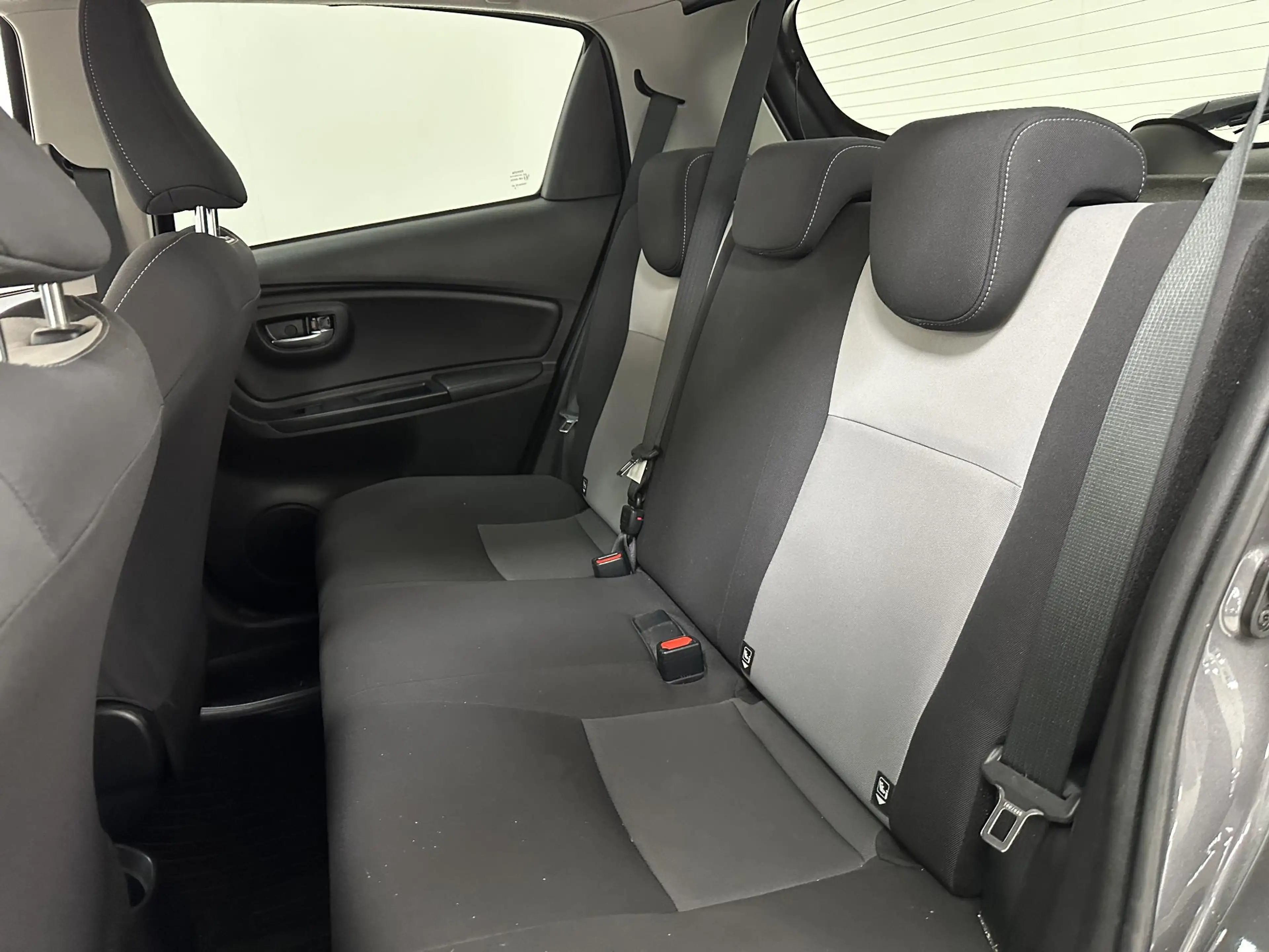 Toyota Yaris 1.5 VVT-i Dynamic ALL-SEASON BANDEN | ACHTERUITRIJ — photo 8
