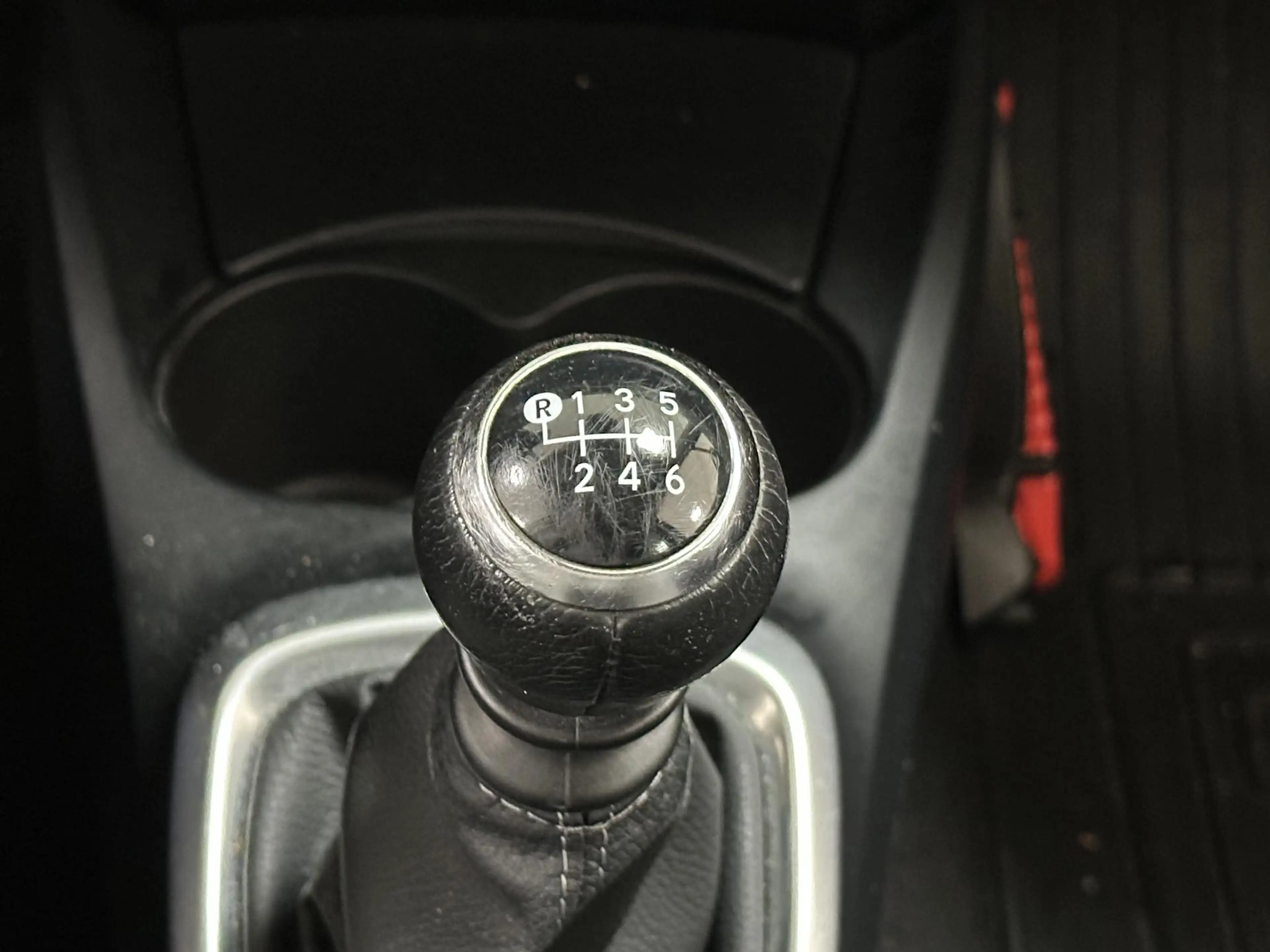 Toyota Yaris 1.5 VVT-i Dynamic ALL-SEASON BANDEN | ACHTERUITRIJ — photo 27