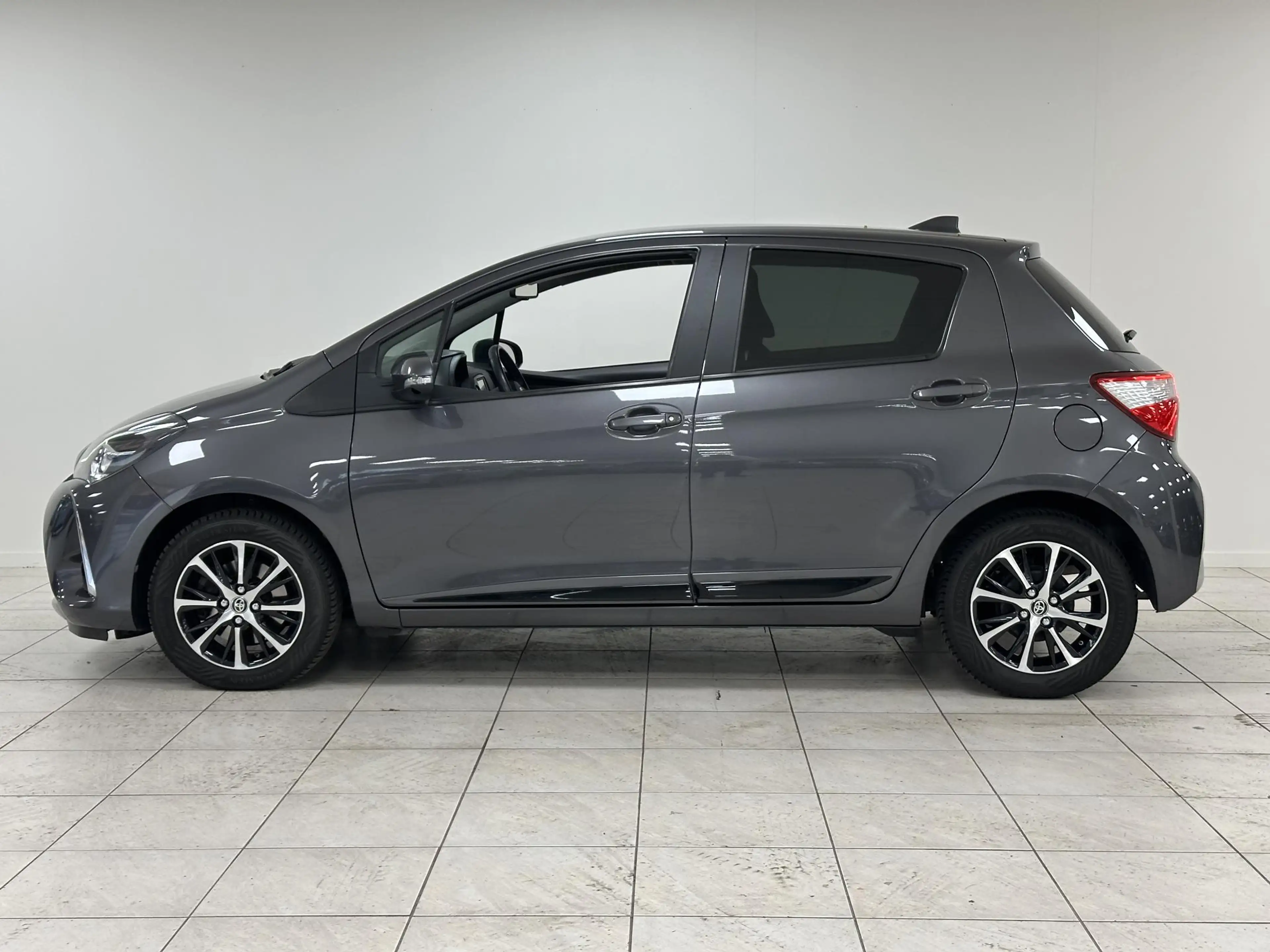 Toyota Yaris 1.5 VVT-i Dynamic ALL-SEASON BANDEN | ACHTERUITRIJ — photo 19