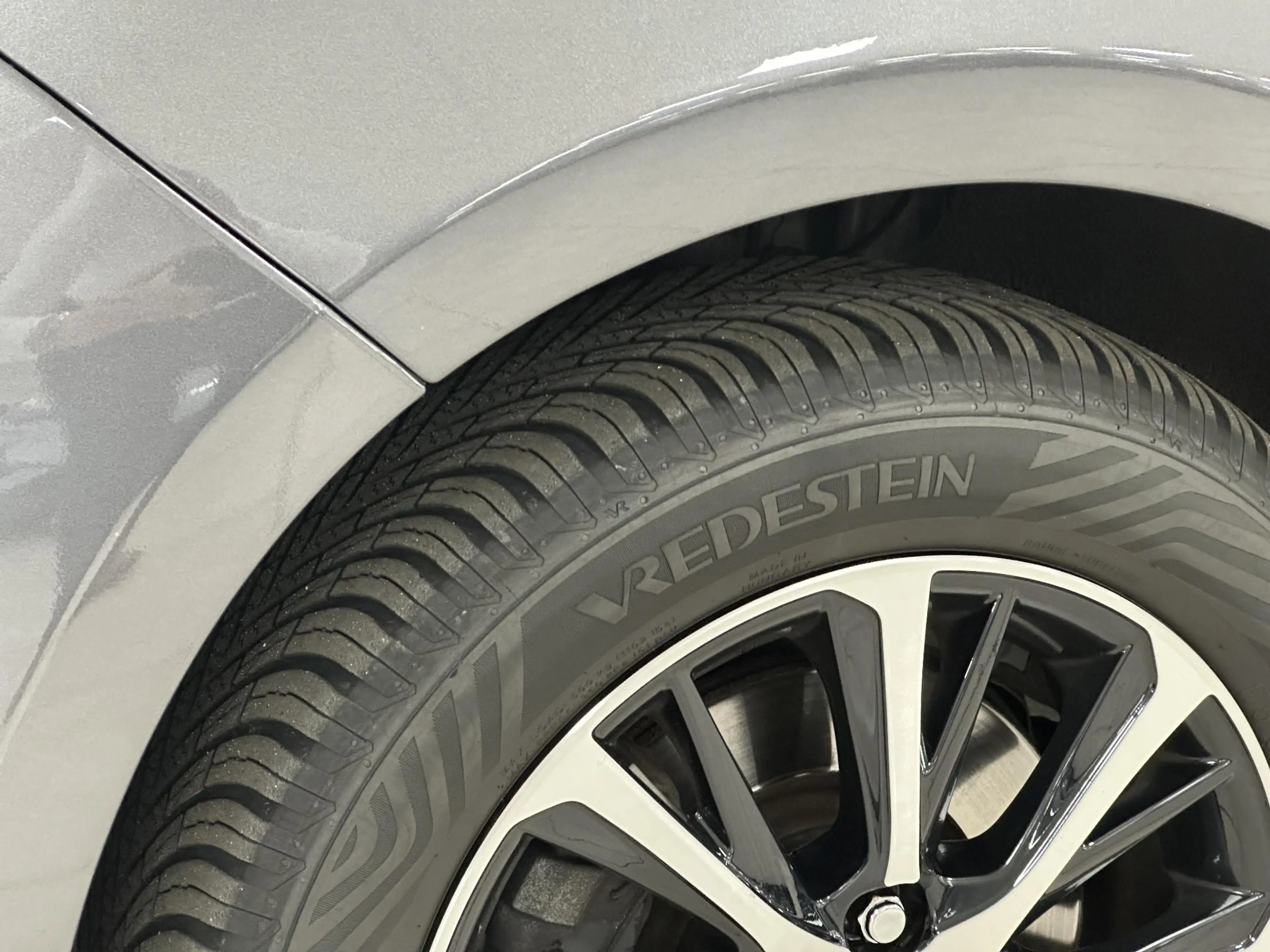 Toyota Yaris 1.5 VVT-i Dynamic ALL-SEASON BANDEN | ACHTERUITRIJ — photo 32
