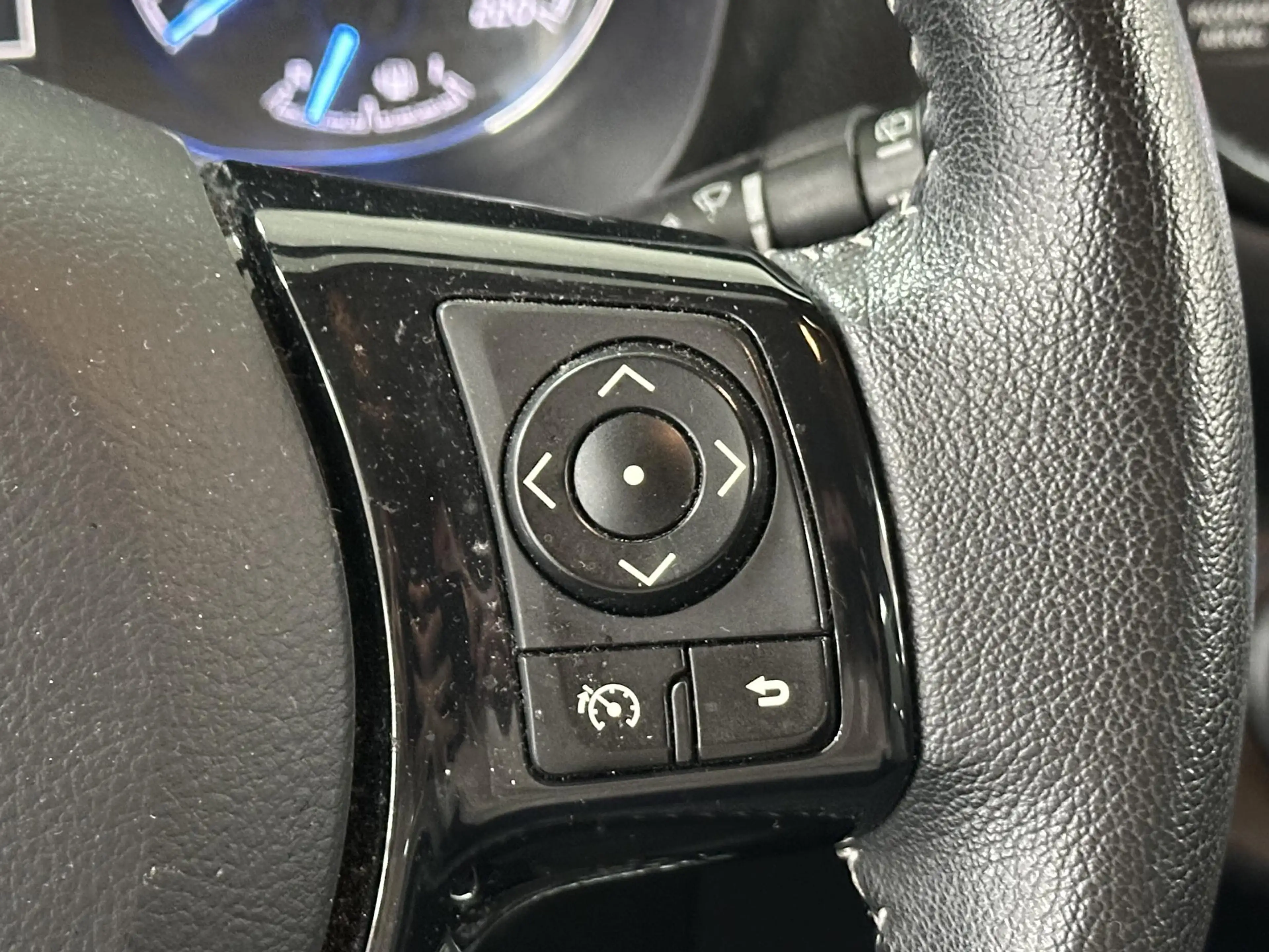 Toyota Yaris 1.5 VVT-i Dynamic ALL-SEASON BANDEN | ACHTERUITRIJ — photo 25