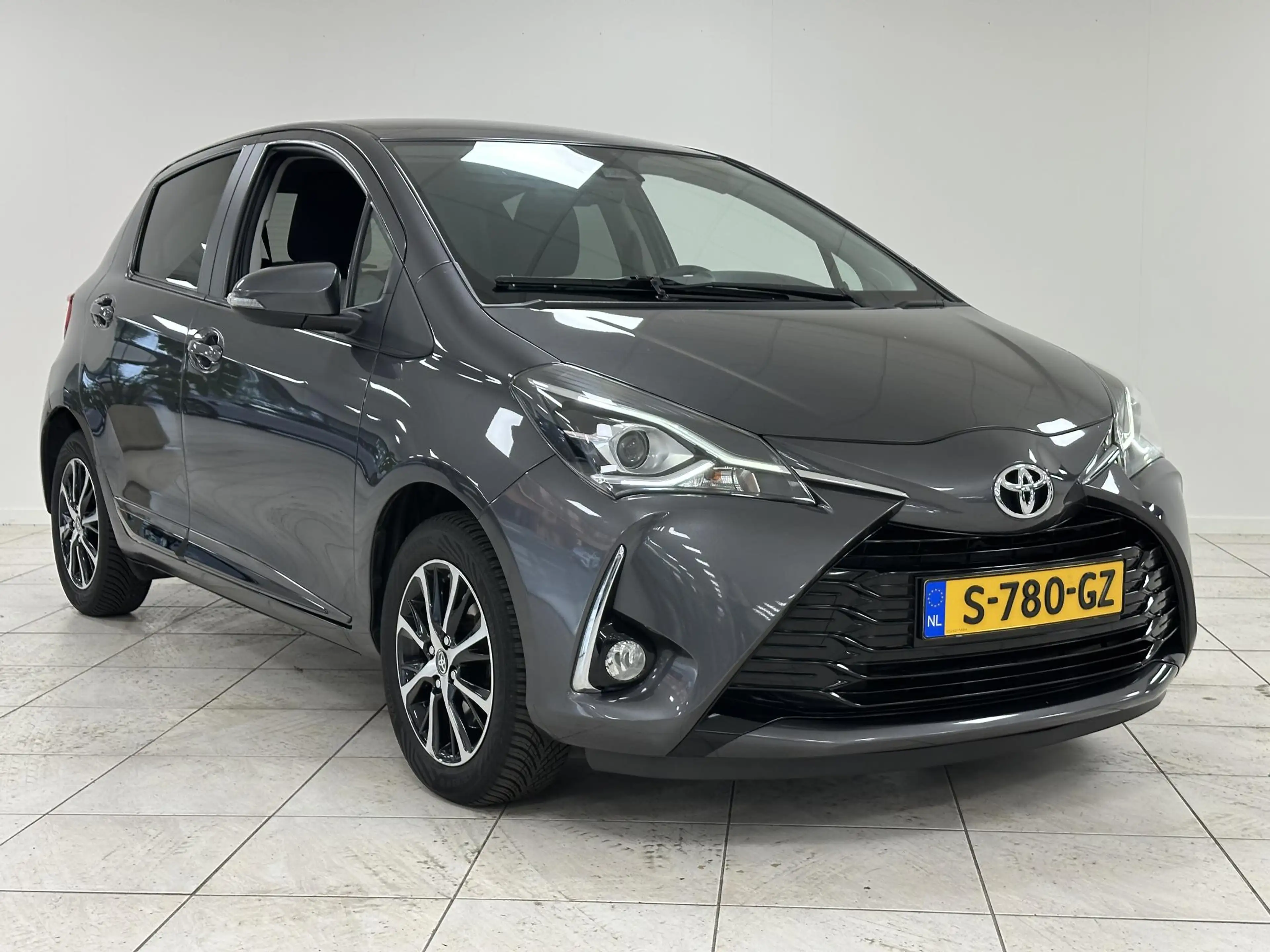 Toyota Yaris 1.5 VVT-i Dynamic ALL-SEASON BANDEN | ACHTERUITRIJ — photo 5