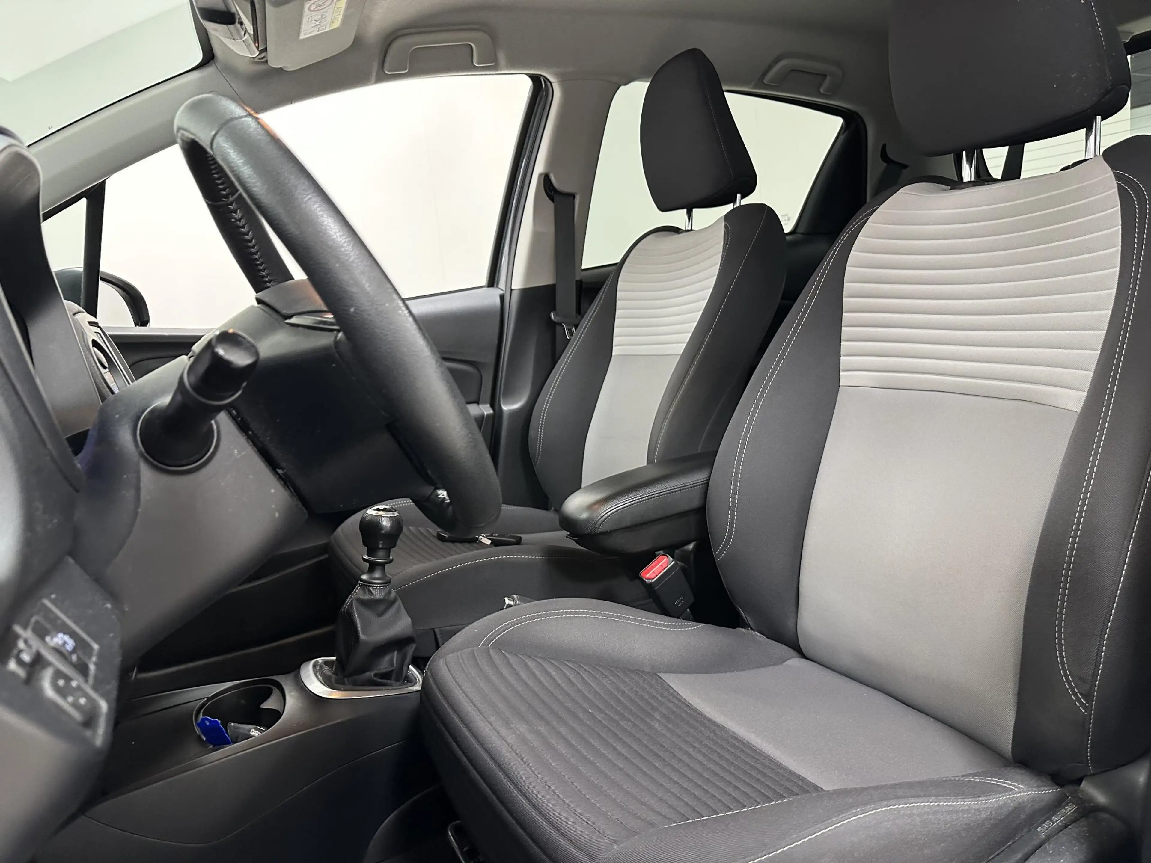Toyota Yaris 1.5 VVT-i Dynamic ALL-SEASON BANDEN | ACHTERUITRIJ — photo 7