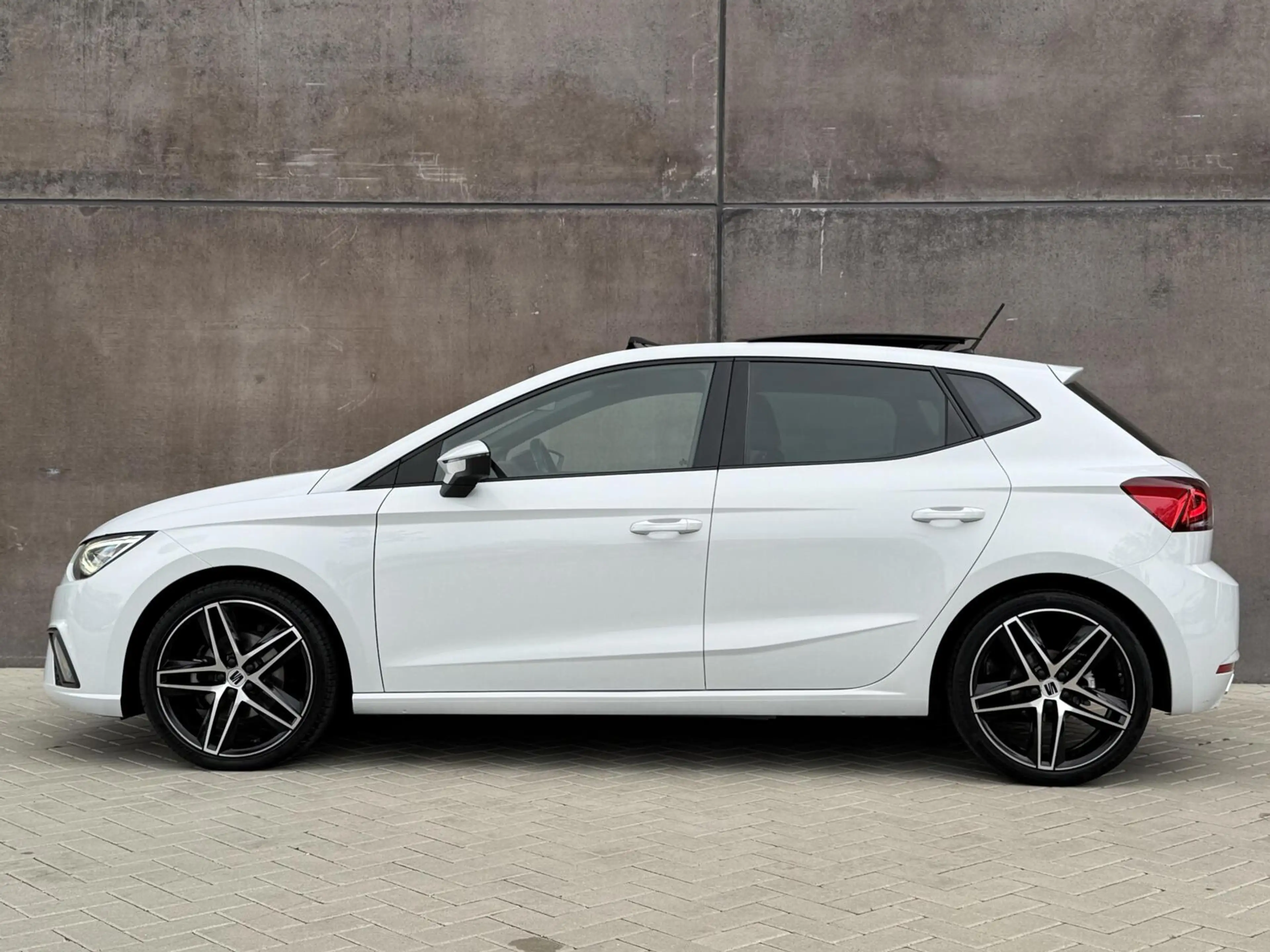 SEAT Ibiza 1.0 EcoTSI FR Plus Connect | Panorama dak | Full L — photo 17