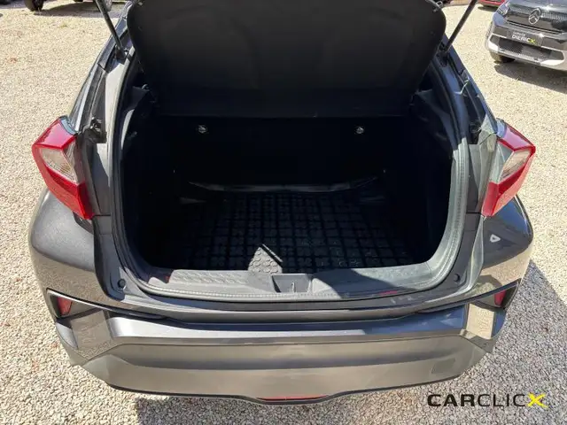 Toyota C-HR view 11