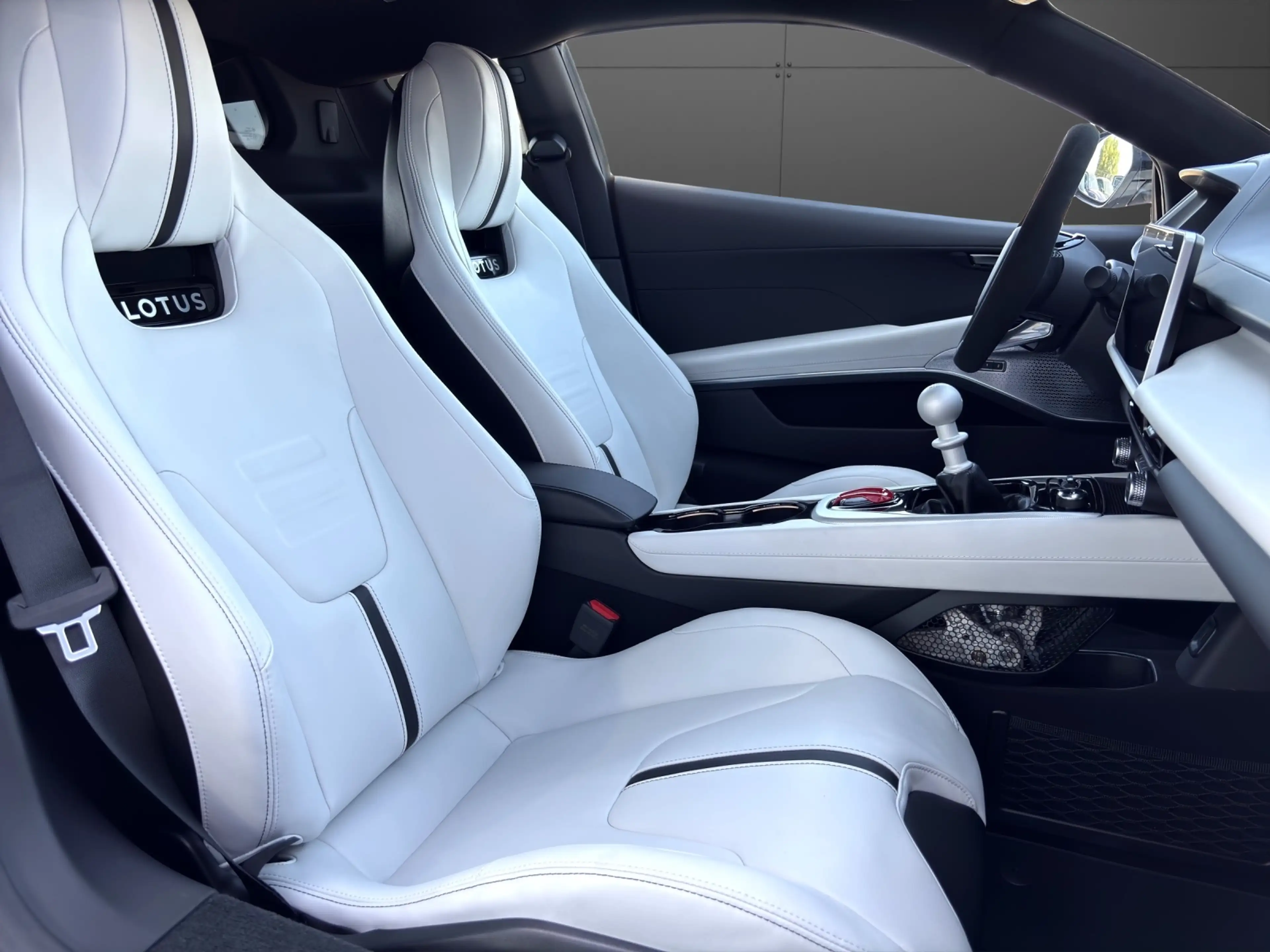 Lotus Emira V6 SE MY26 *Lotus Leipzig* — photo 9