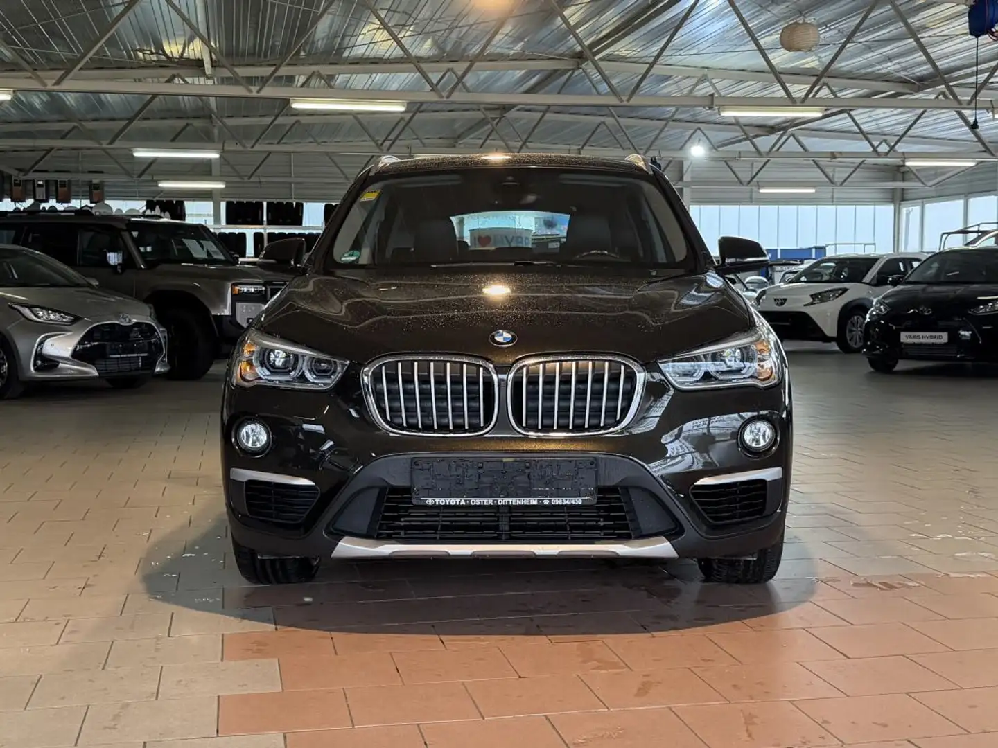 BMW X1 sDrive18i xLine Braun - 2