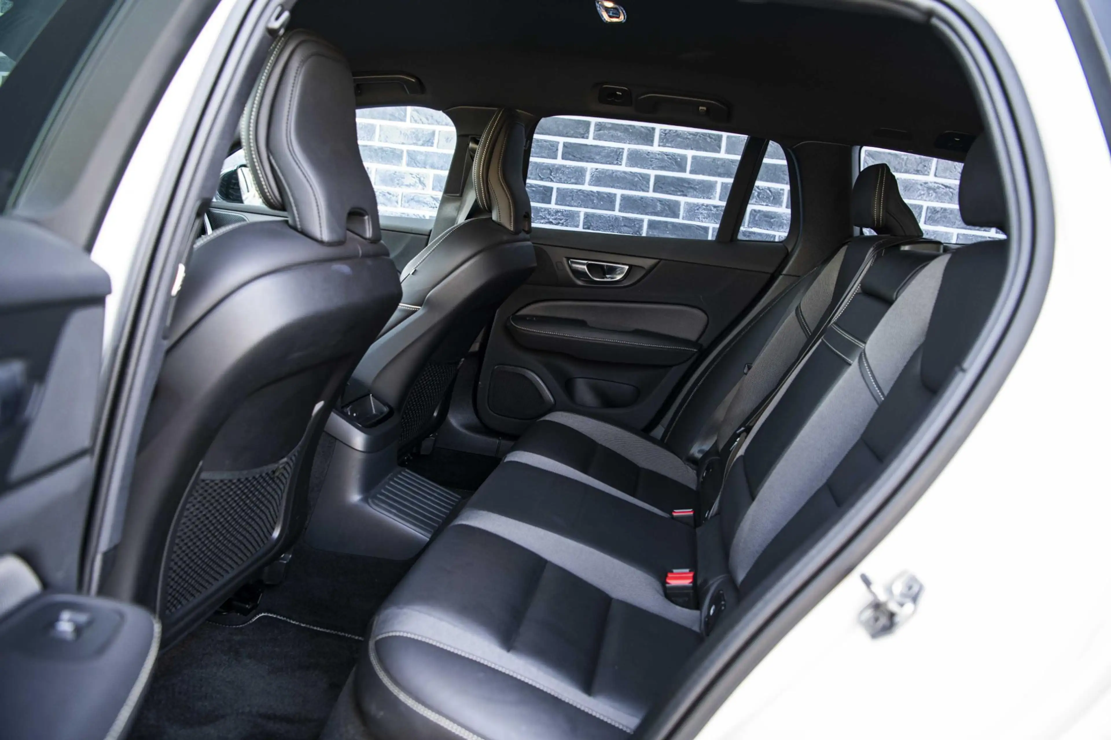 Volvo V60 2.0 T6 Recharge AWD R-Design | Trekhaak | Adaptiev — photo 9