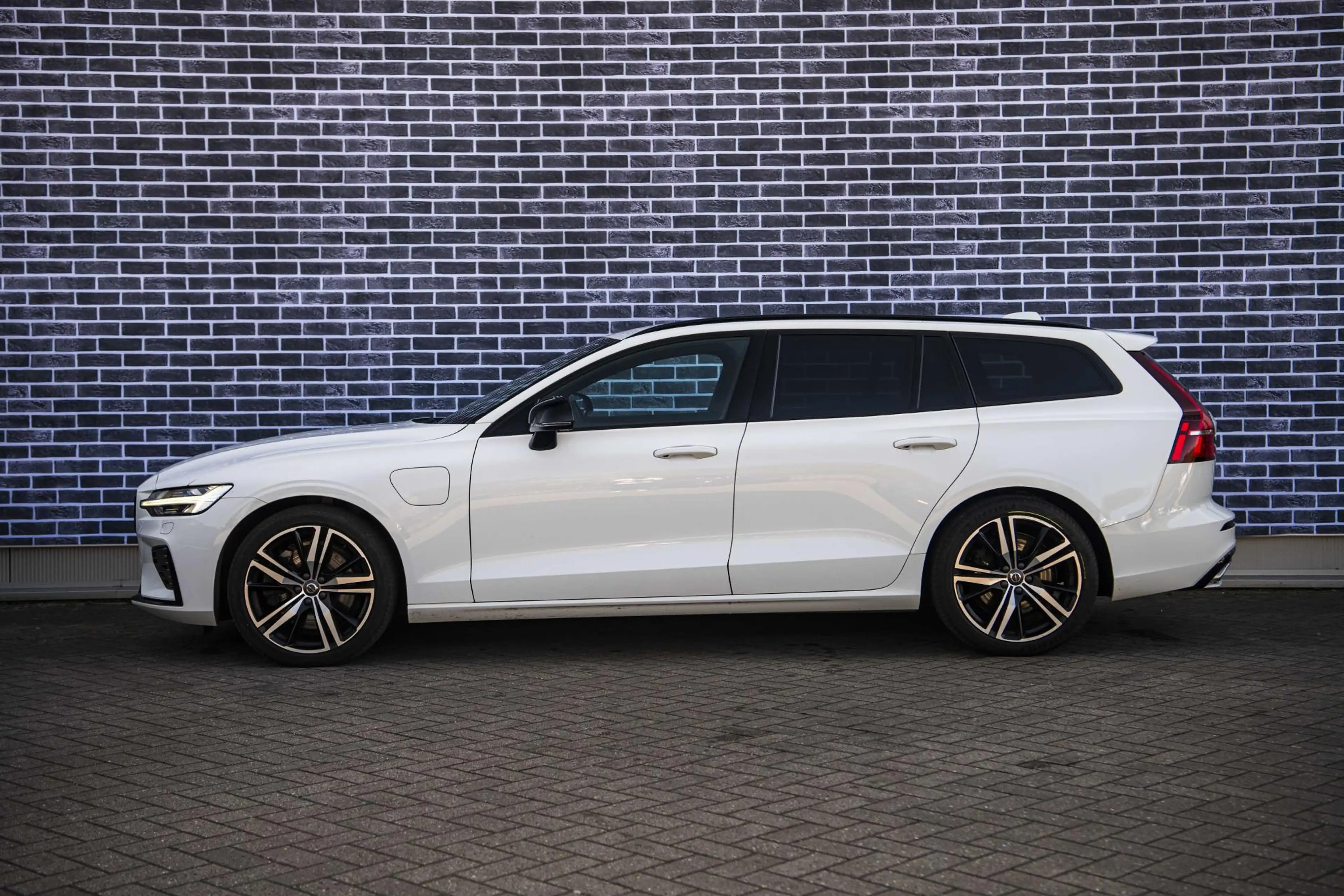 Volvo V60 2.0 T6 Recharge AWD R-Design | Trekhaak | Adaptiev — photo 5