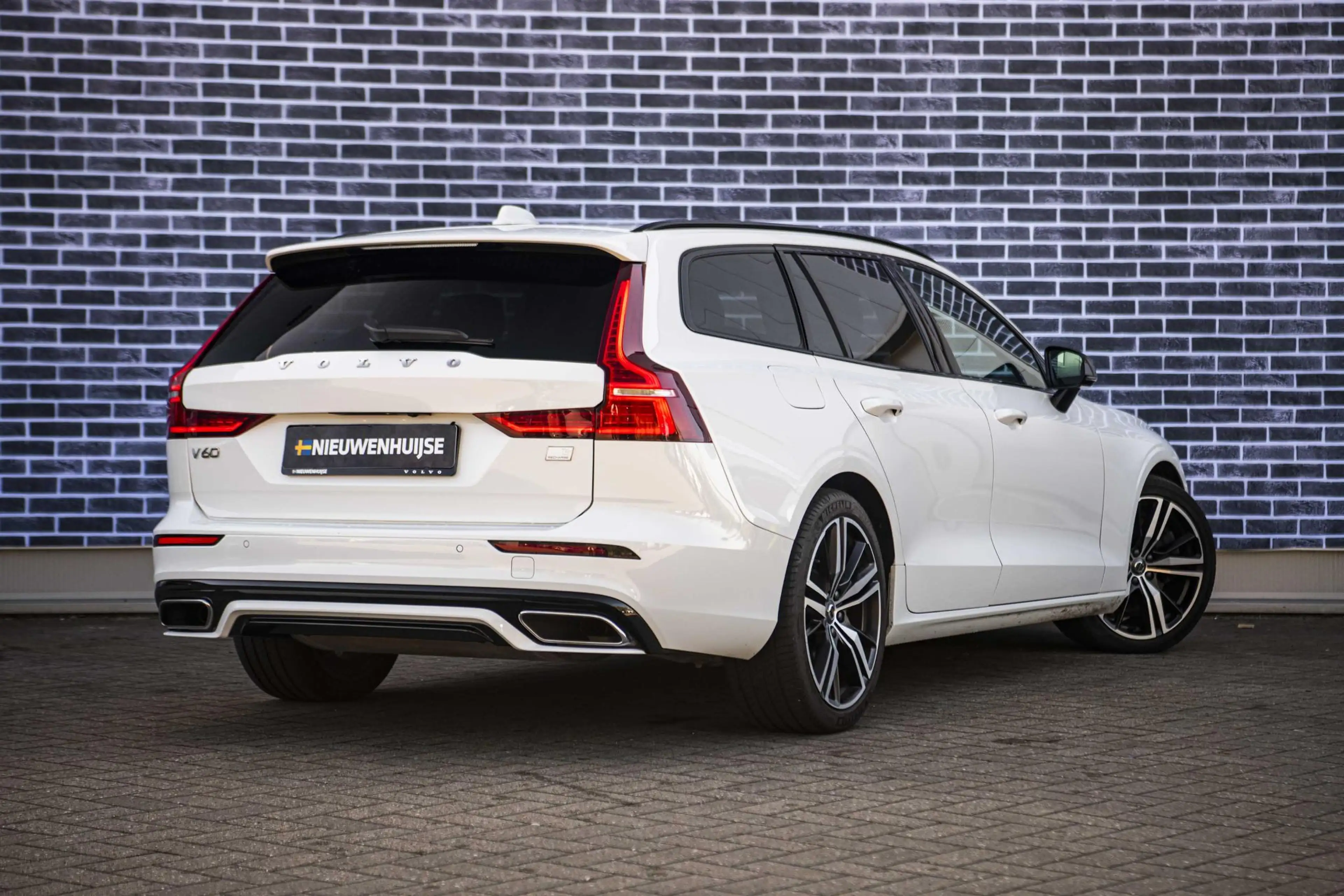 Volvo V60 2.0 T6 Recharge AWD R-Design | Trekhaak | Adaptiev — photo 3
