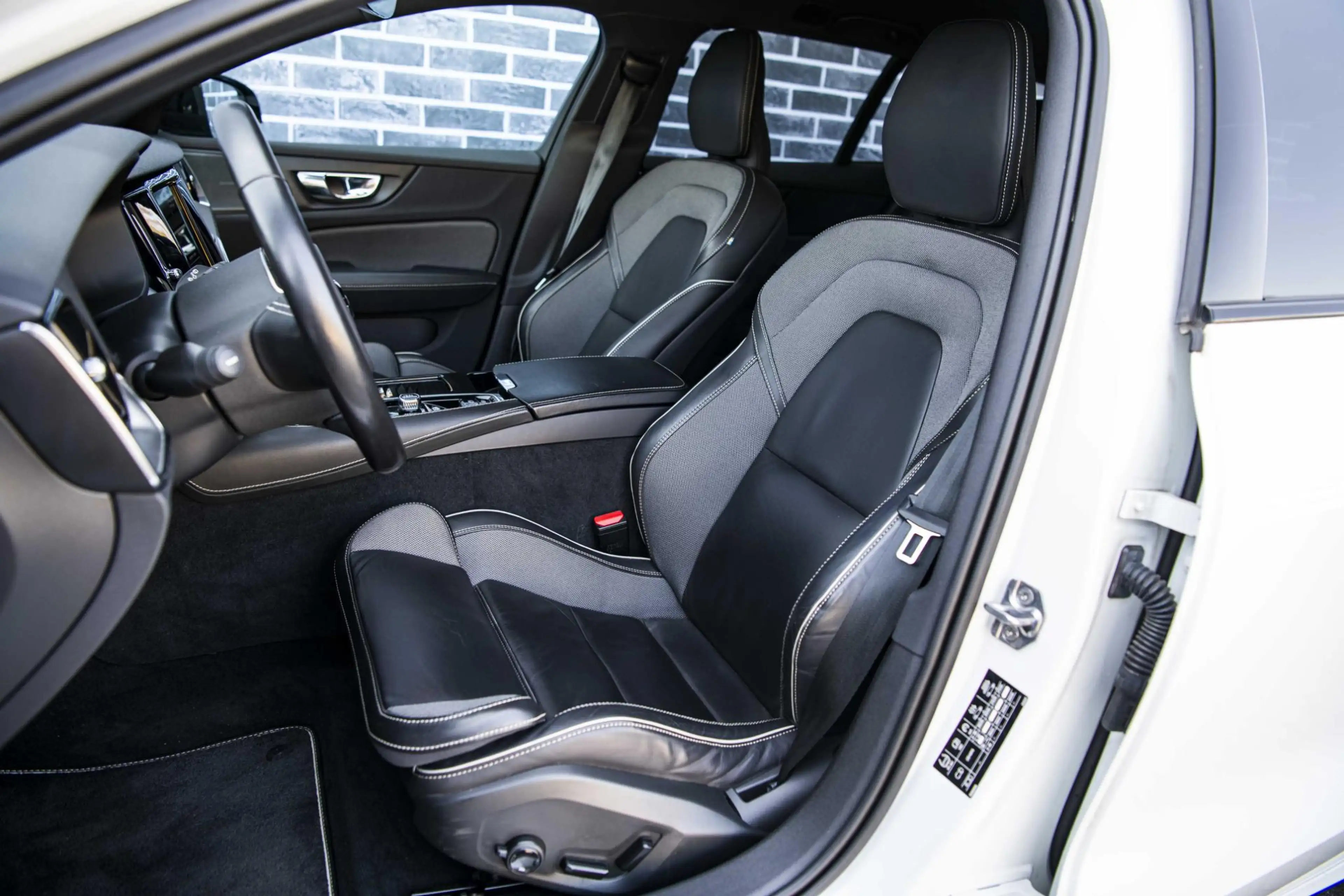 Volvo V60 2.0 T6 Recharge AWD R-Design | Trekhaak | Adaptiev — photo 7