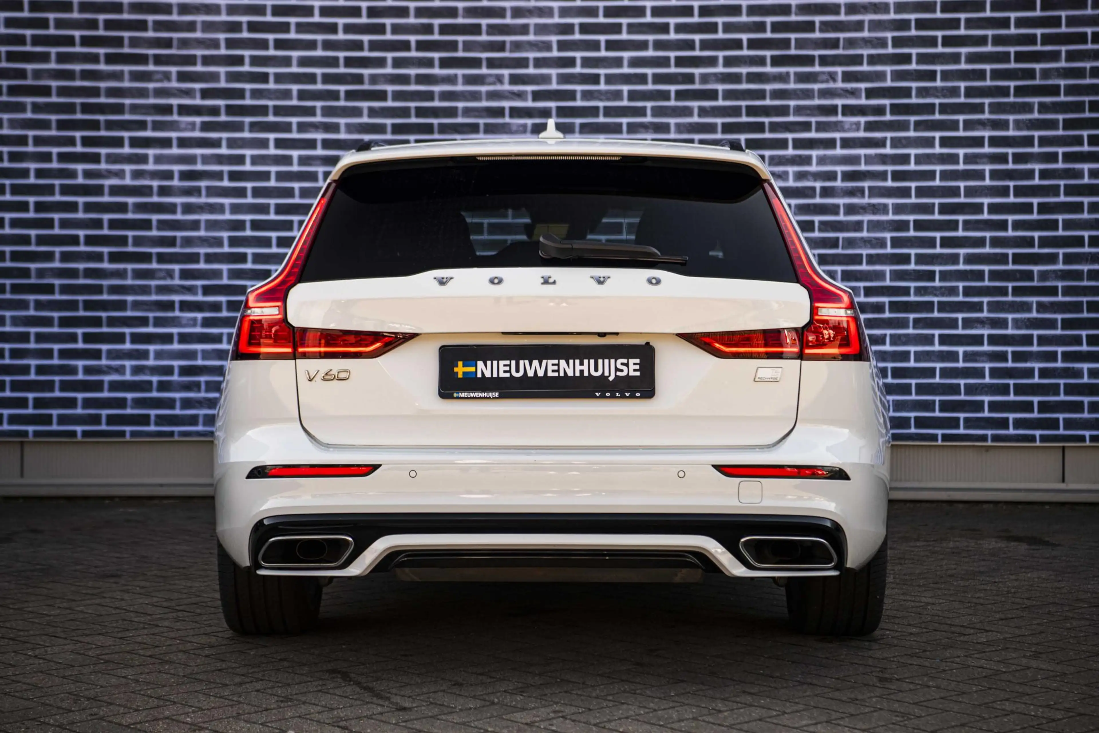 Volvo V60 2.0 T6 Recharge AWD R-Design | Trekhaak | Adaptiev — photo 11