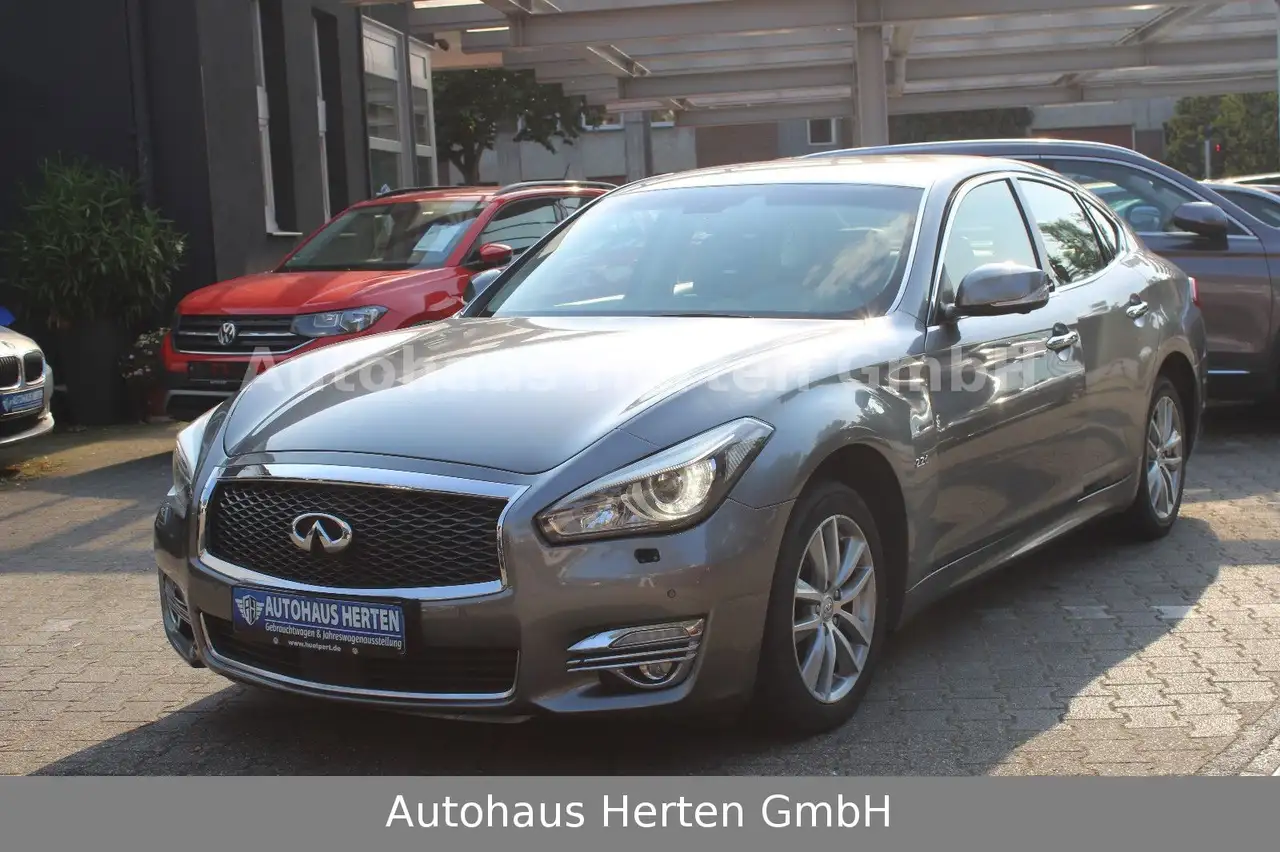 Infiniti Q70