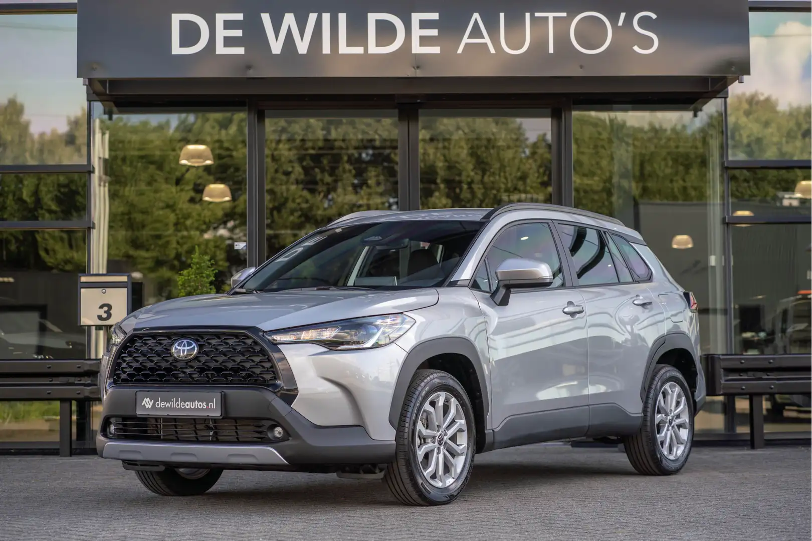Toyota Corolla Cross Hybrid 140 Active Camera ACC Apple CarPlay DAB Nie Grijs - 1