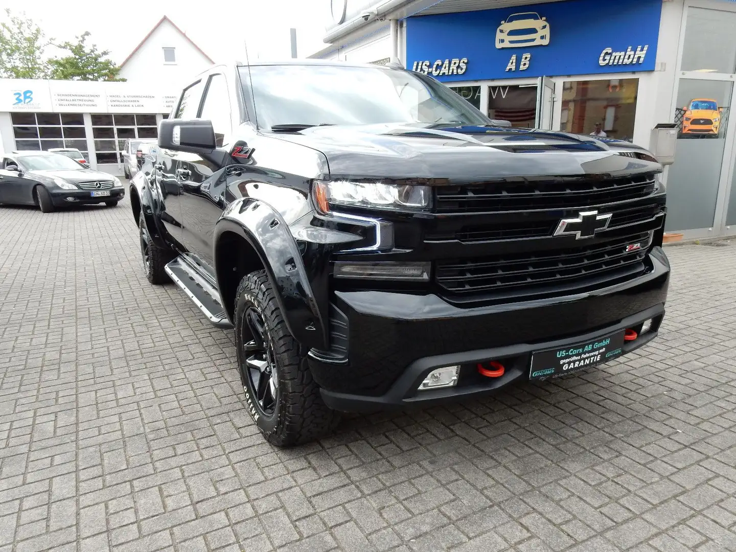 Chevrolet Silverado SILVERADO 1500 TRAIL BOSS 5,3  4x4 VOLL.BODY KIT Černá - 2