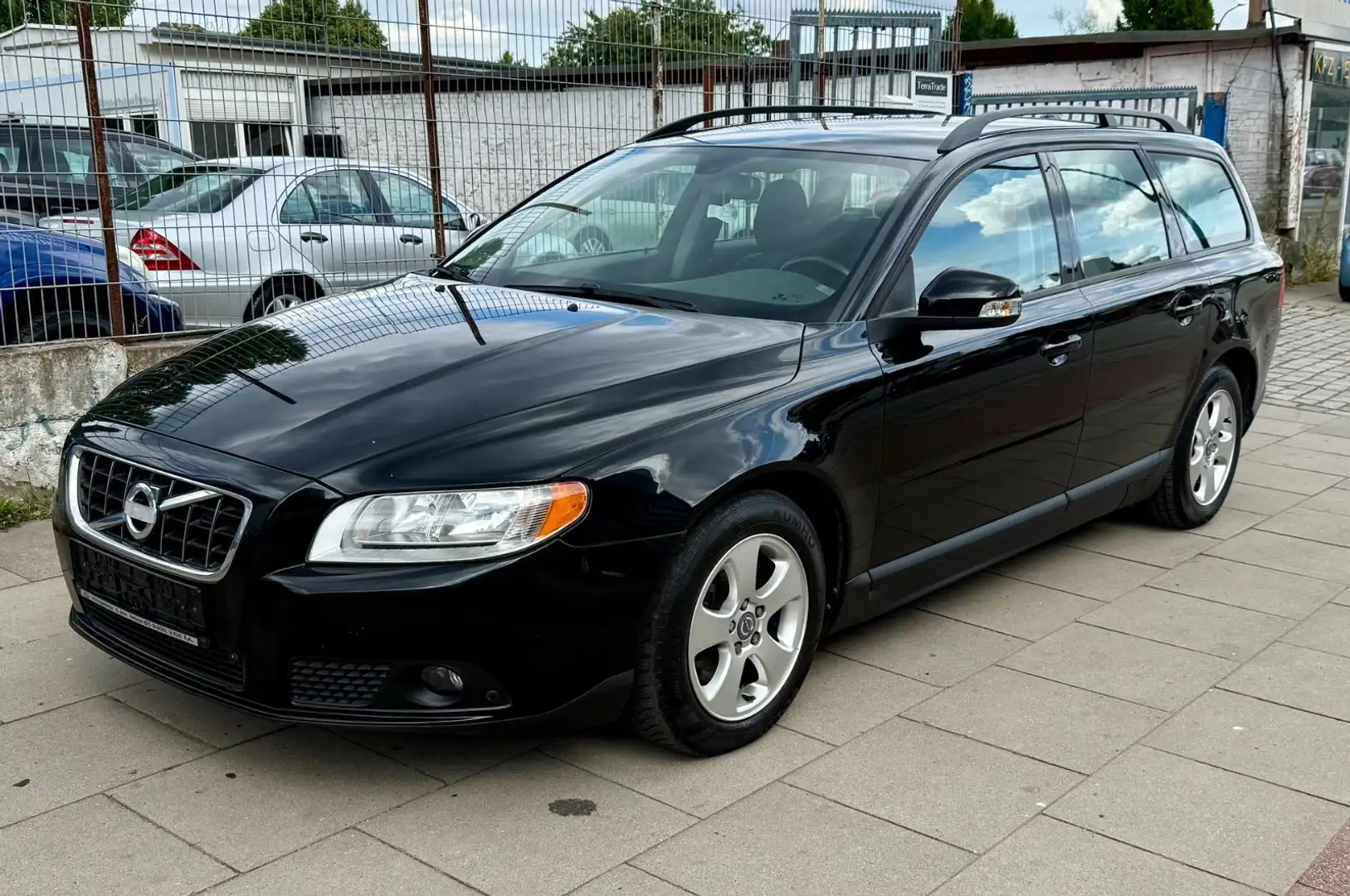 Volvo V70 Kombi Basis / TÜV NEU Schwarz - 2