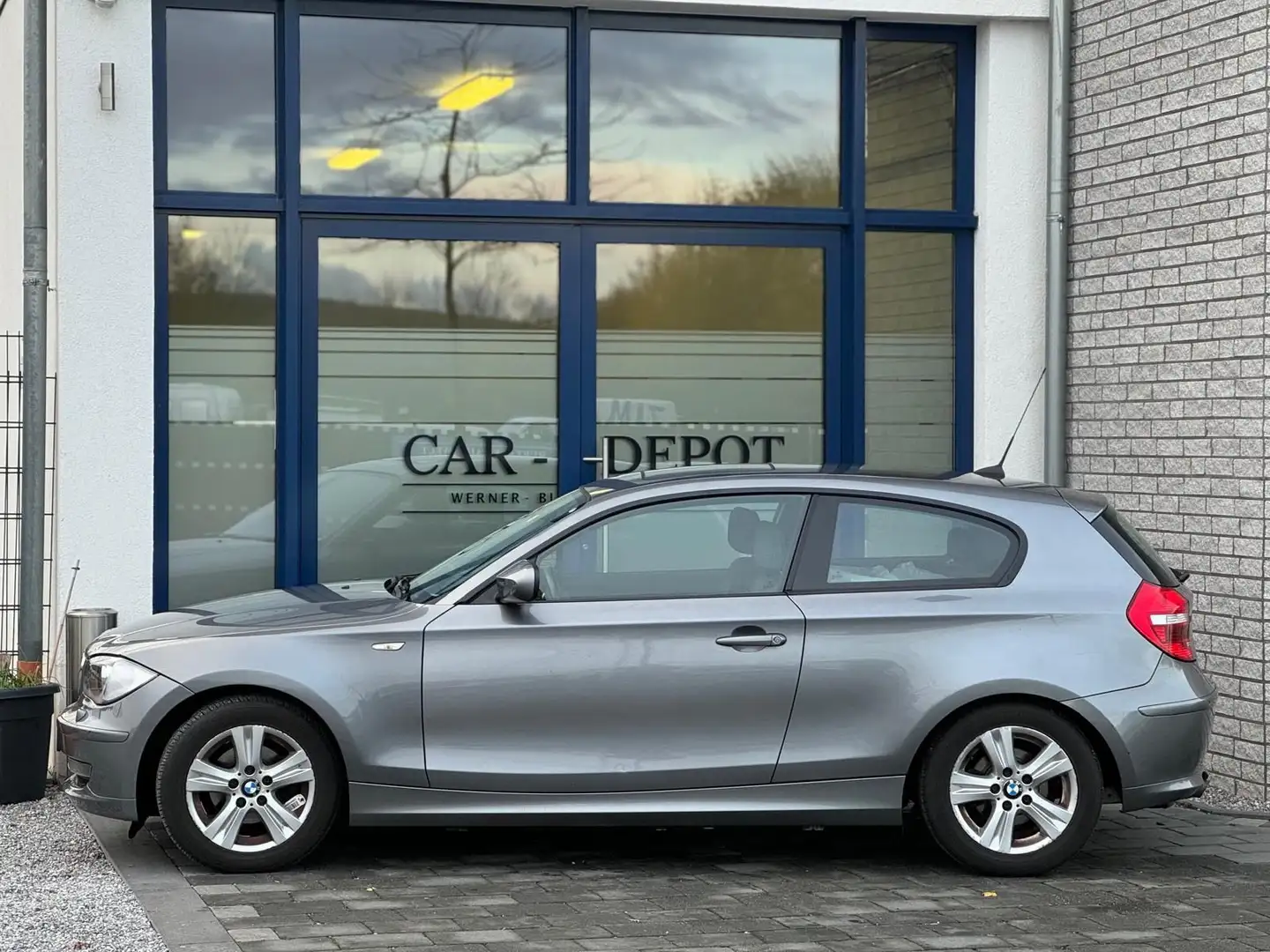 BMW 116 Baureihe 1 Lim. 116i*AUTOMA.*S-DACH*PDC*SHZ* Grau - 2