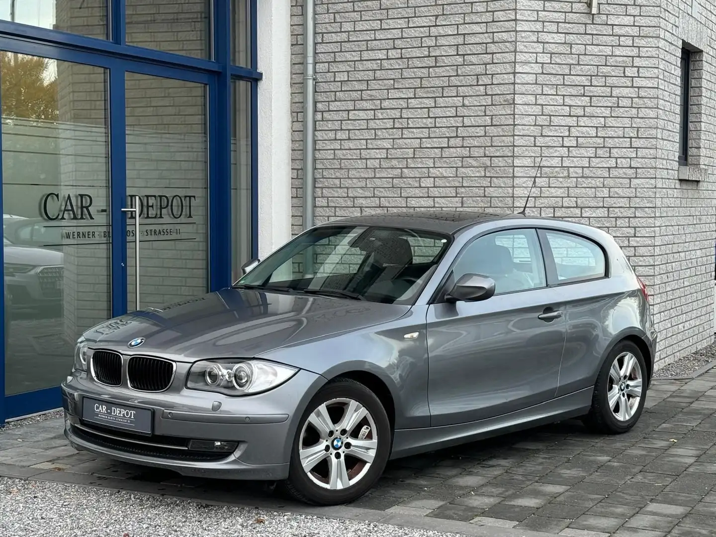 BMW 116 Baureihe 1 Lim. 116i*AUTOMA.*S-DACH*PDC*SHZ* Grau - 1