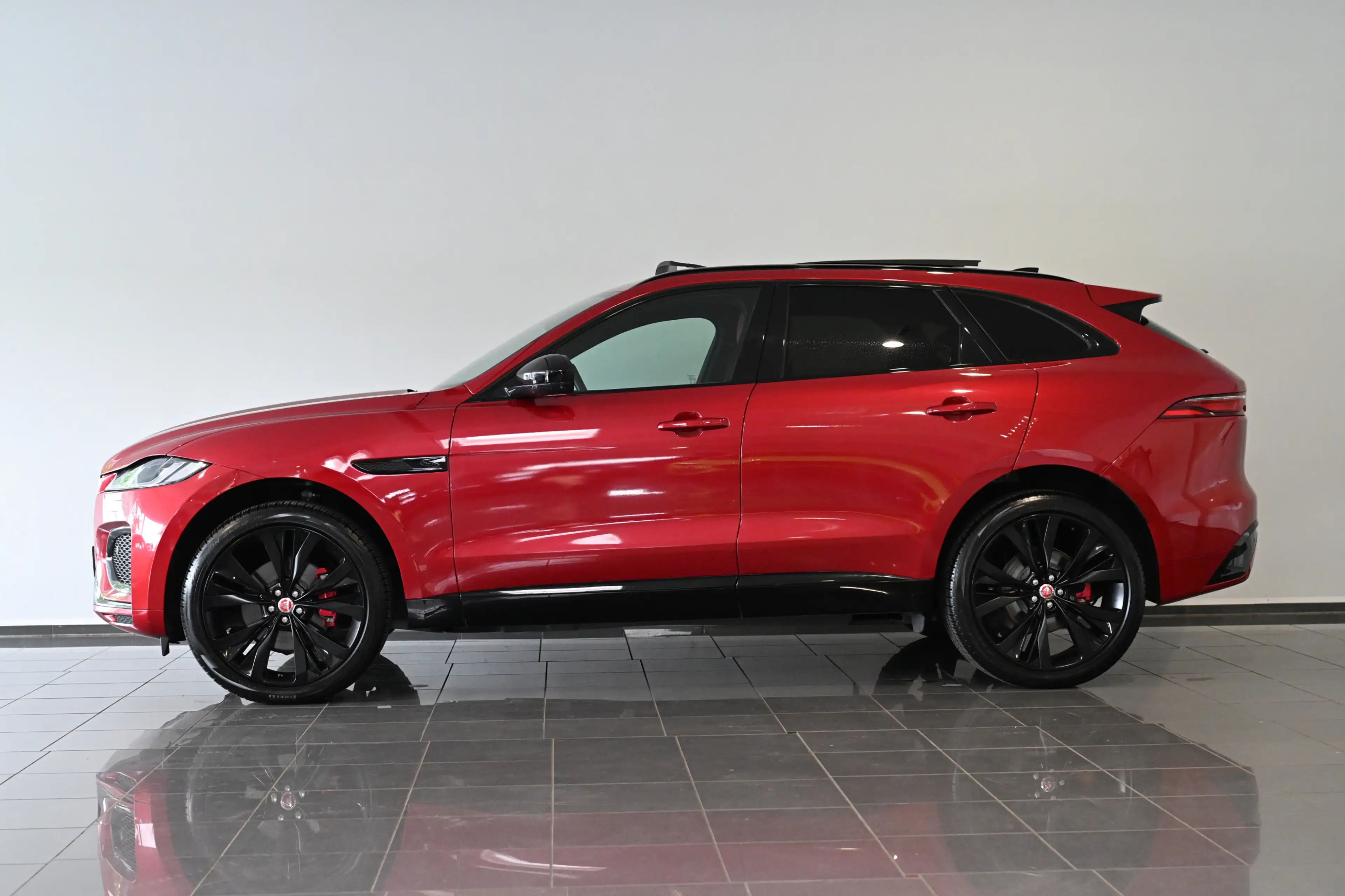 Jaguar F-Pace R-Dynamic Black Pack AWD Pano Leder 22 — photo 3