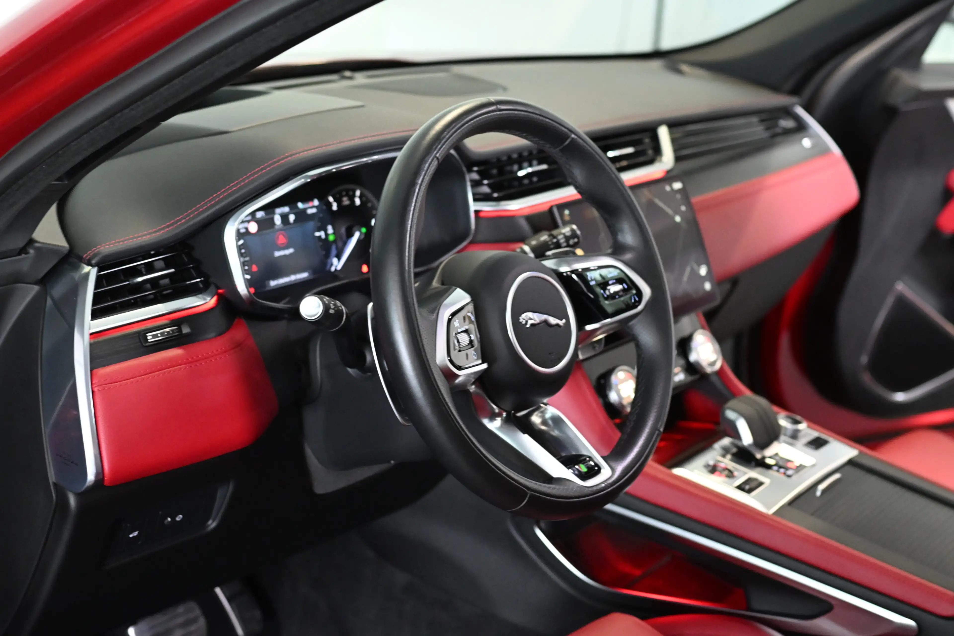Jaguar F-Pace R-Dynamic Black Pack AWD Pano Leder 22 — photo 8